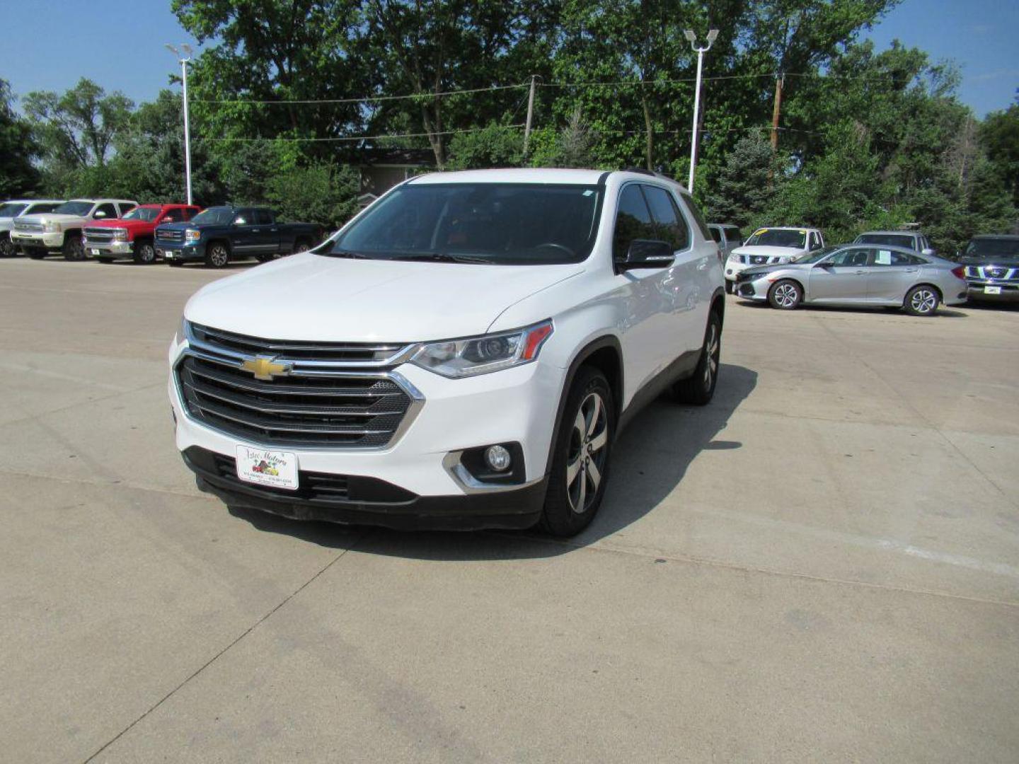 2018 WHITE CHEVROLET TRAVERSE LT (1GNEVHKW4JJ) with an 3.6L engine, Automatic transmission, located at 908 SE 14th Street, Des Moines, IA, 50317, (515) 281-0330, 41.580303, -93.597046 - Photo#0