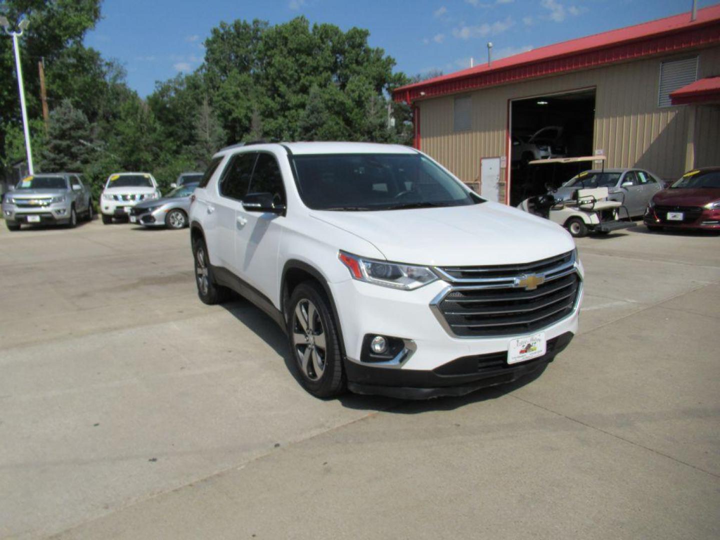 2018 WHITE CHEVROLET TRAVERSE LT (1GNEVHKW4JJ) with an 3.6L engine, Automatic transmission, located at 908 SE 14th Street, Des Moines, IA, 50317, (515) 281-0330, 41.580303, -93.597046 - Photo#2