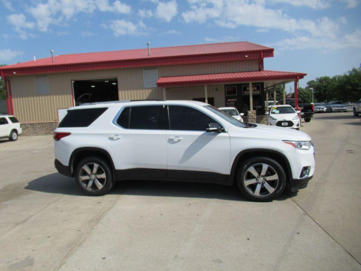 2018 WHITE CHEVROLET TRAVERSE LT (1GNEVHKW4JJ) with an 3.6L engine, Automatic transmission, located at 908 SE 14th Street, Des Moines, IA, 50317, (515) 281-0330, 41.580303, -93.597046 - Photo#3