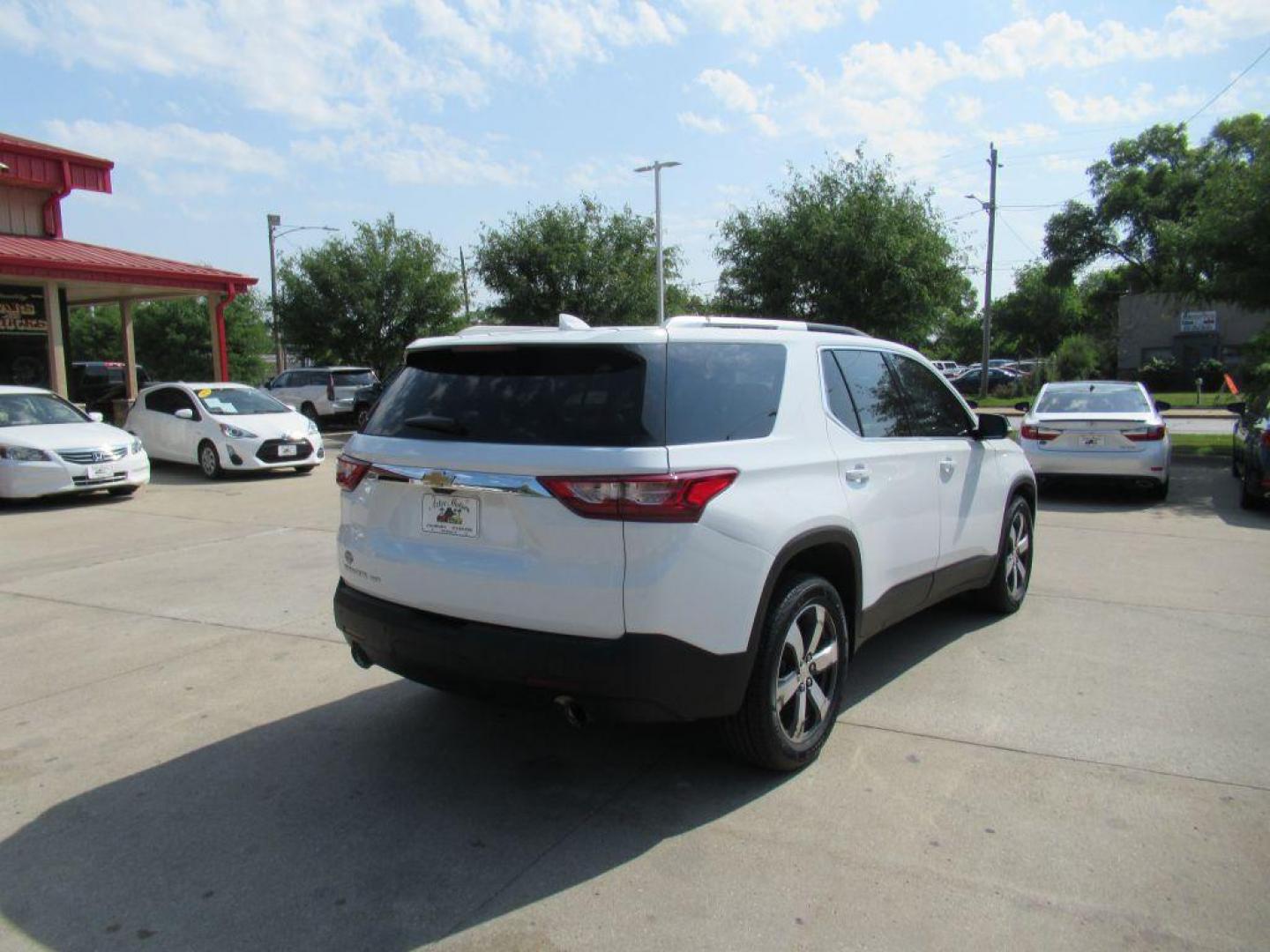 2018 WHITE CHEVROLET TRAVERSE LT (1GNEVHKW4JJ) with an 3.6L engine, Automatic transmission, located at 908 SE 14th Street, Des Moines, IA, 50317, (515) 281-0330, 41.580303, -93.597046 - Photo#4