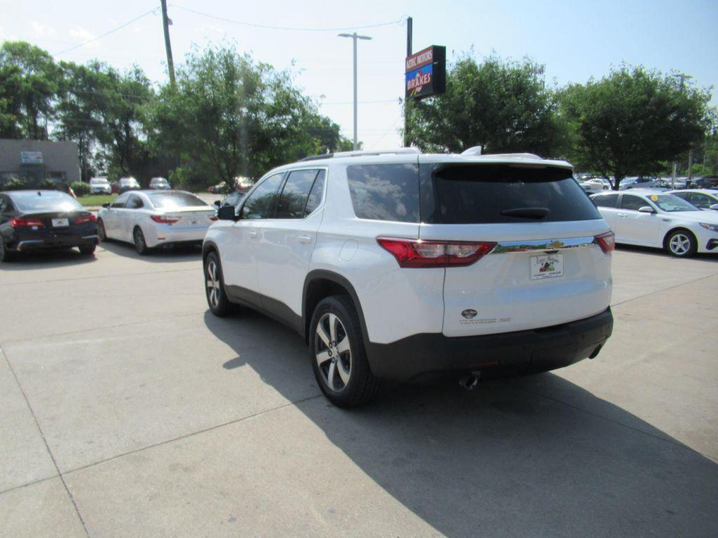 2018 WHITE CHEVROLET TRAVERSE LT (1GNEVHKW4JJ) with an 3.6L engine, Automatic transmission, located at 908 SE 14th Street, Des Moines, IA, 50317, (515) 281-0330, 41.580303, -93.597046 - Photo#6