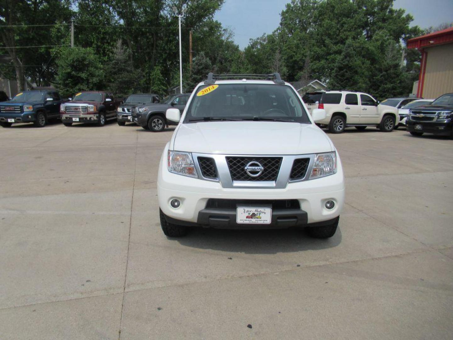 2014 WHITE NISSAN FRONTIER S (1N6AD0EV2EN) with an 4.0L engine, Automatic transmission, located at 908 SE 14th Street, Des Moines, IA, 50317, (515) 281-0330, 41.580303, -93.597046 - Photo#1