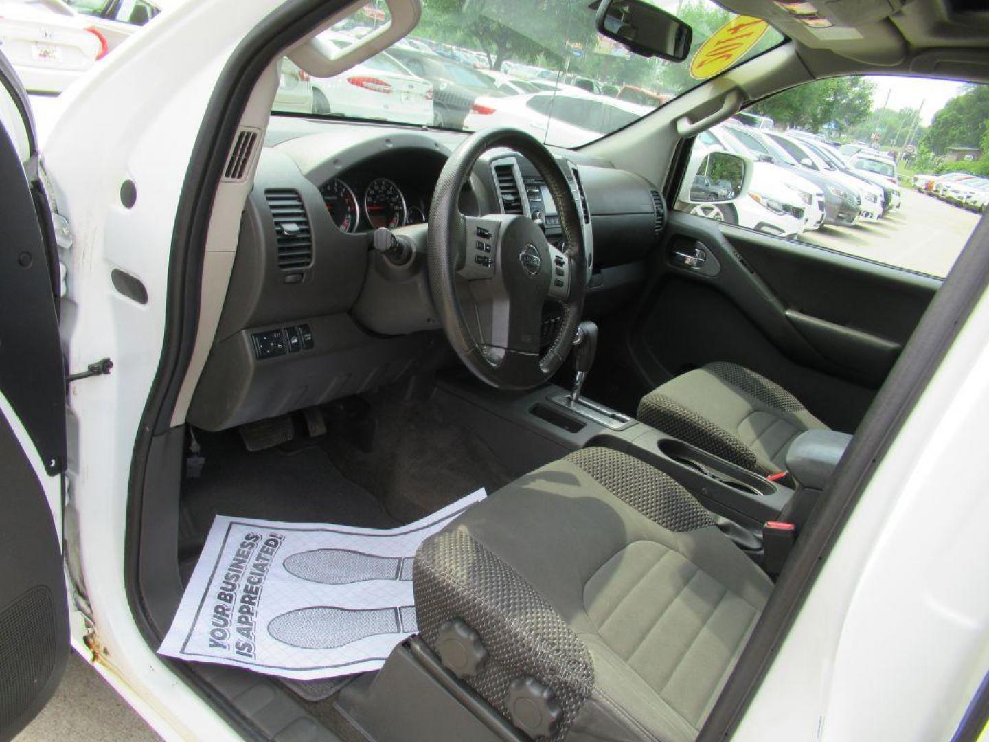 2014 WHITE NISSAN FRONTIER S (1N6AD0EV2EN) with an 4.0L engine, Automatic transmission, located at 908 SE 14th Street, Des Moines, IA, 50317, (515) 281-0330, 41.580303, -93.597046 - Photo#25