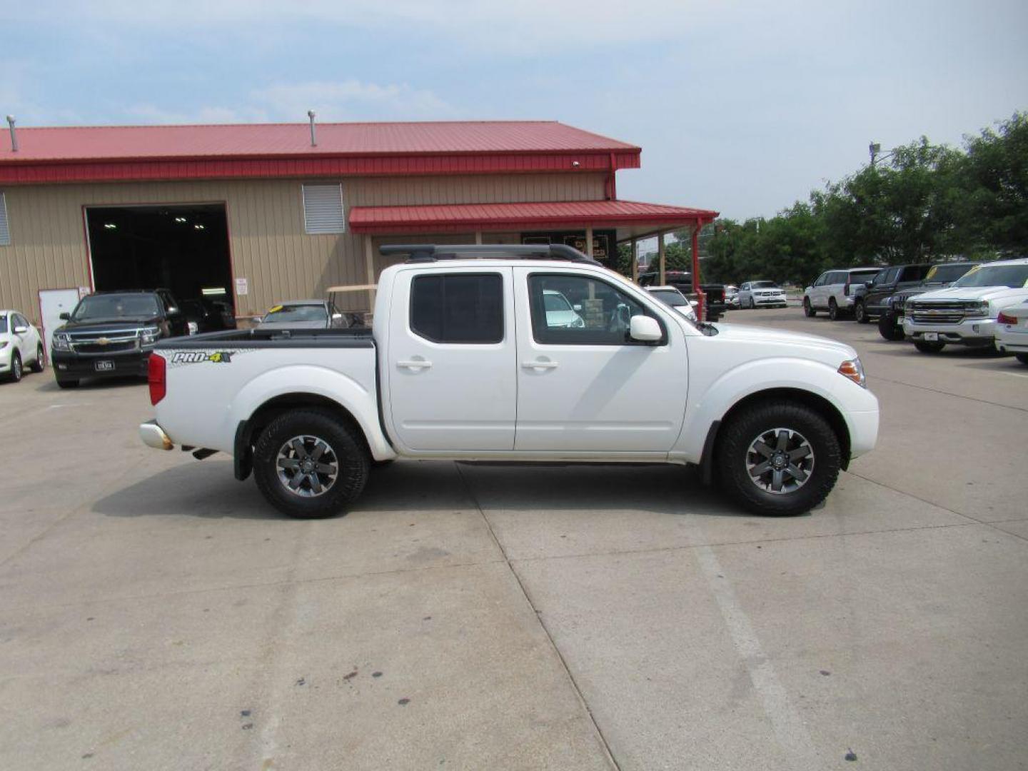 2014 WHITE NISSAN FRONTIER S (1N6AD0EV2EN) with an 4.0L engine, Automatic transmission, located at 908 SE 14th Street, Des Moines, IA, 50317, (515) 281-0330, 41.580303, -93.597046 - Photo#3