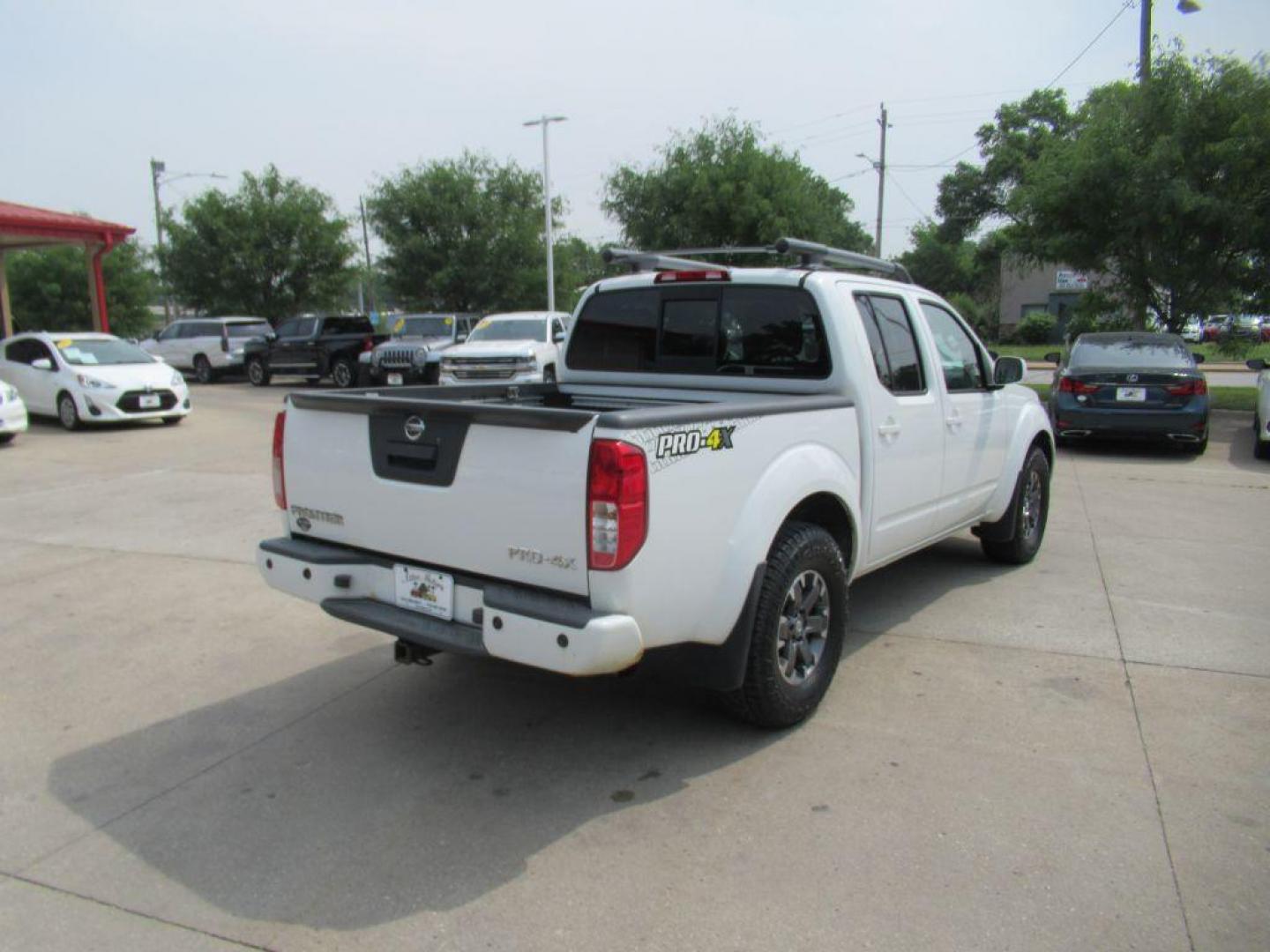 2014 WHITE NISSAN FRONTIER S (1N6AD0EV2EN) with an 4.0L engine, Automatic transmission, located at 908 SE 14th Street, Des Moines, IA, 50317, (515) 281-0330, 41.580303, -93.597046 - Photo#4