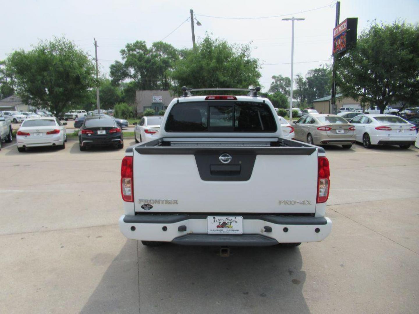 2014 WHITE NISSAN FRONTIER S (1N6AD0EV2EN) with an 4.0L engine, Automatic transmission, located at 908 SE 14th Street, Des Moines, IA, 50317, (515) 281-0330, 41.580303, -93.597046 - Photo#5