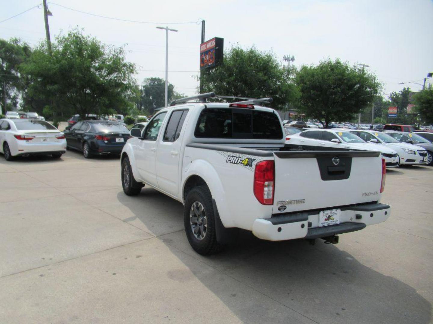 2014 WHITE NISSAN FRONTIER S (1N6AD0EV2EN) with an 4.0L engine, Automatic transmission, located at 908 SE 14th Street, Des Moines, IA, 50317, (515) 281-0330, 41.580303, -93.597046 - Photo#6