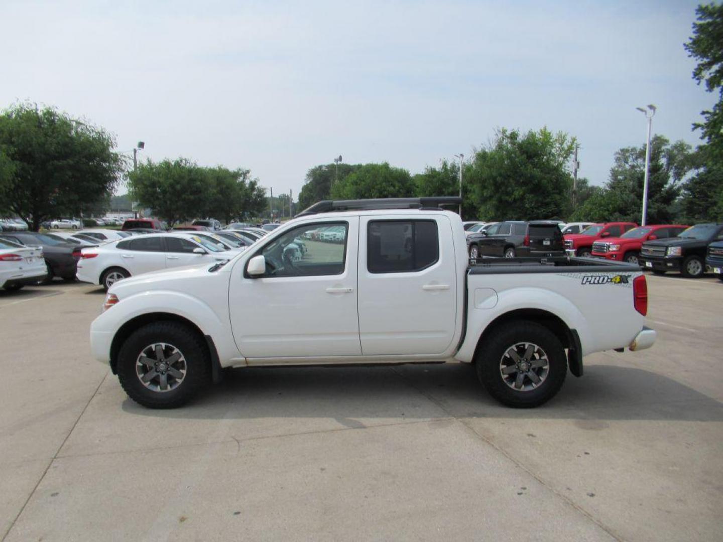 2014 WHITE NISSAN FRONTIER S (1N6AD0EV2EN) with an 4.0L engine, Automatic transmission, located at 908 SE 14th Street, Des Moines, IA, 50317, (515) 281-0330, 41.580303, -93.597046 - Photo#7