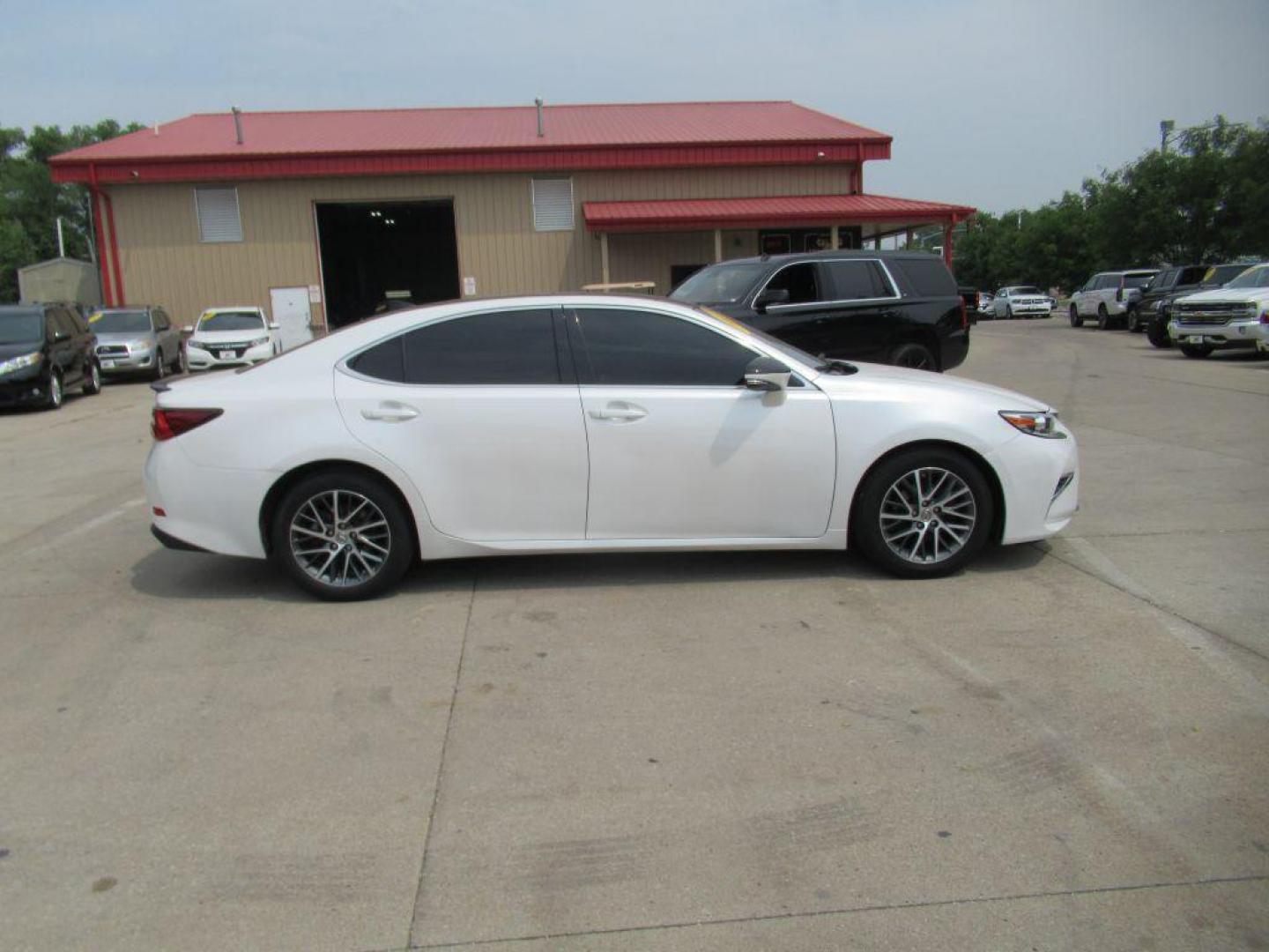 2017 WHITE LEXUS ES 350 (58ABK1GG0HU) with an 3.5L engine, Automatic transmission, located at 908 SE 14th Street, Des Moines, IA, 50317, (515) 281-0330, 41.580303, -93.597046 - Photo#3