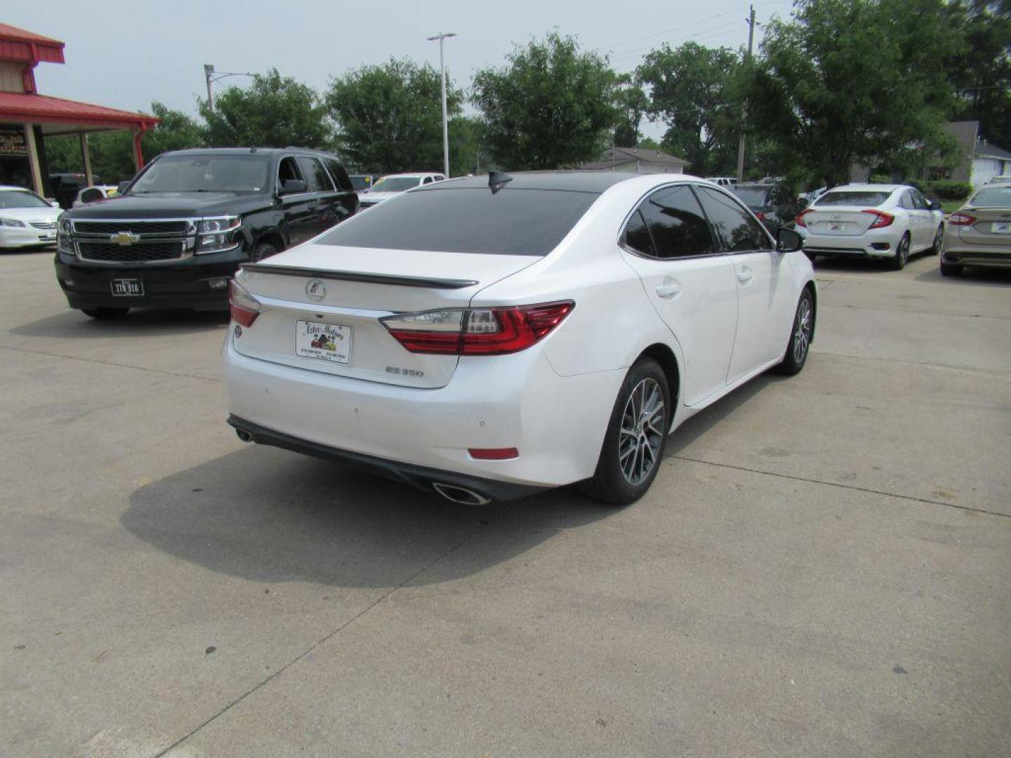 2017 WHITE LEXUS ES 350 (58ABK1GG0HU) with an 3.5L engine, Automatic transmission, located at 908 SE 14th Street, Des Moines, IA, 50317, (515) 281-0330, 41.580303, -93.597046 - Photo#4