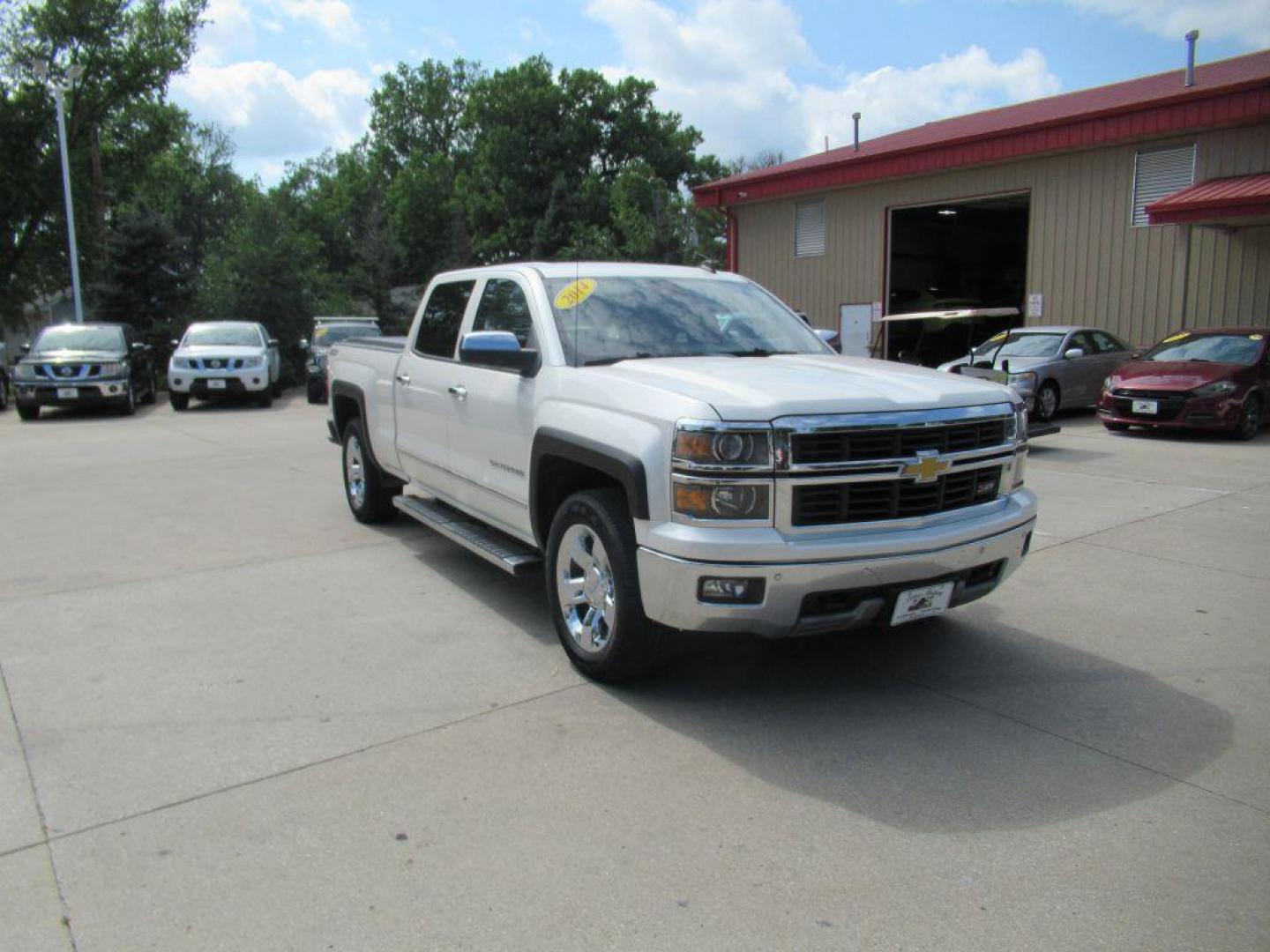 2014 WHITE CHEVROLET SILVERADO 1500 CREW CAB LTZ (3GCUKSEC0EG) with an 5.3L engine, Automatic transmission, located at 908 SE 14th Street, Des Moines, IA, 50317, (515) 281-0330, 41.580303, -93.597046 - Photo#2