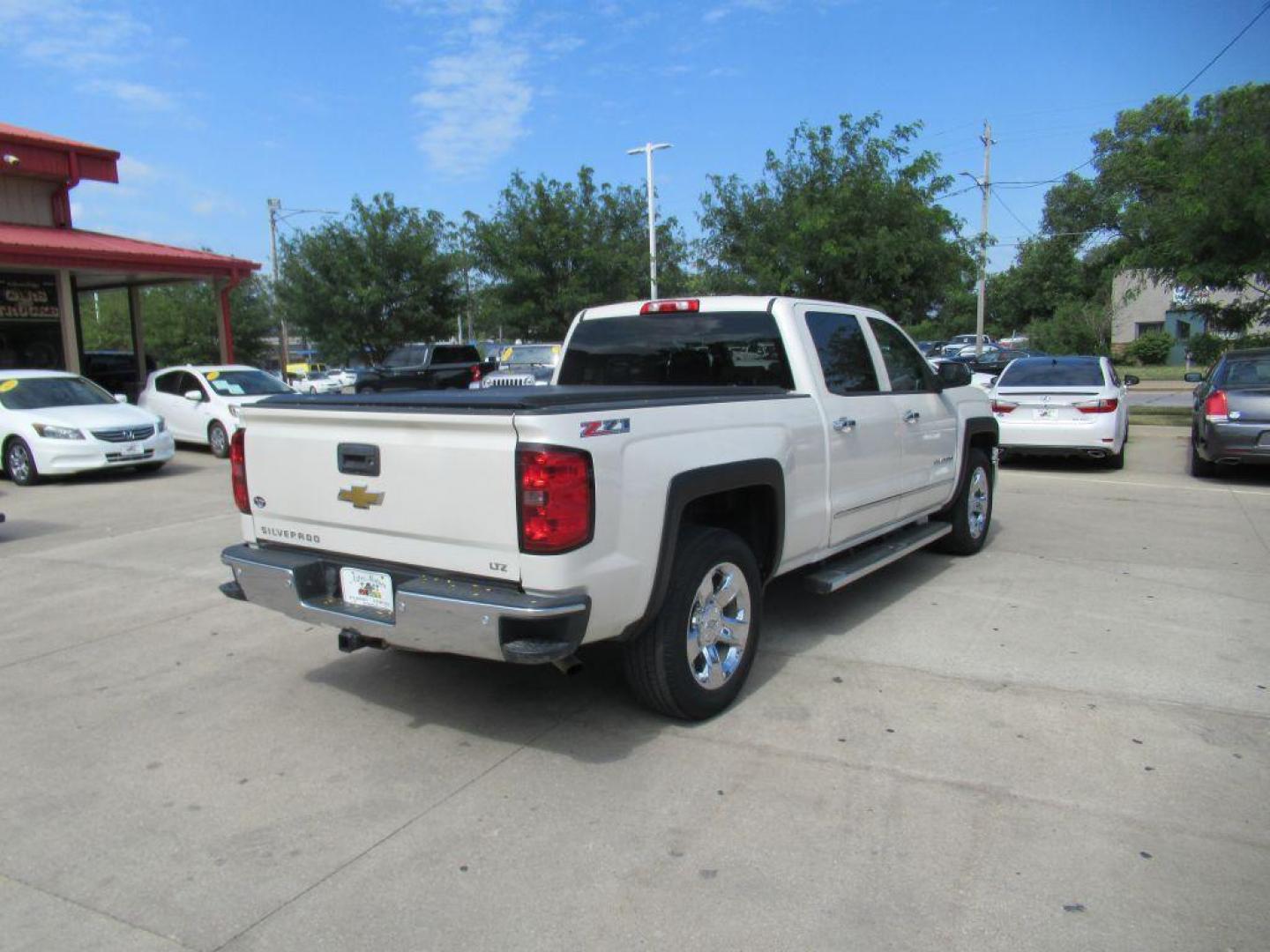 2014 WHITE CHEVROLET SILVERADO 1500 CREW CAB LTZ (3GCUKSEC0EG) with an 5.3L engine, Automatic transmission, located at 908 SE 14th Street, Des Moines, IA, 50317, (515) 281-0330, 41.580303, -93.597046 - Photo#4