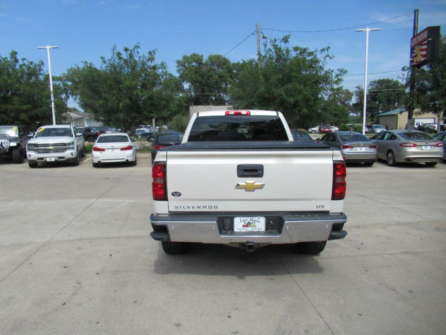 2014 WHITE CHEVROLET SILVERADO 1500 CREW CAB LTZ (3GCUKSEC0EG) with an 5.3L engine, Automatic transmission, located at 908 SE 14th Street, Des Moines, IA, 50317, (515) 281-0330, 41.580303, -93.597046 - Photo#5