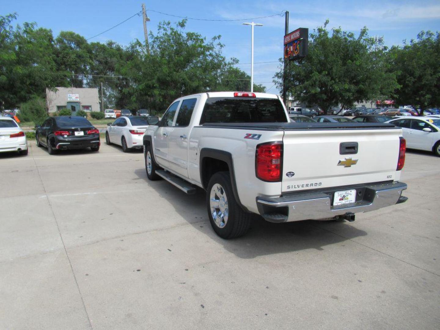 2014 WHITE CHEVROLET SILVERADO 1500 CREW CAB LTZ (3GCUKSEC0EG) with an 5.3L engine, Automatic transmission, located at 908 SE 14th Street, Des Moines, IA, 50317, (515) 281-0330, 41.580303, -93.597046 - Photo#6