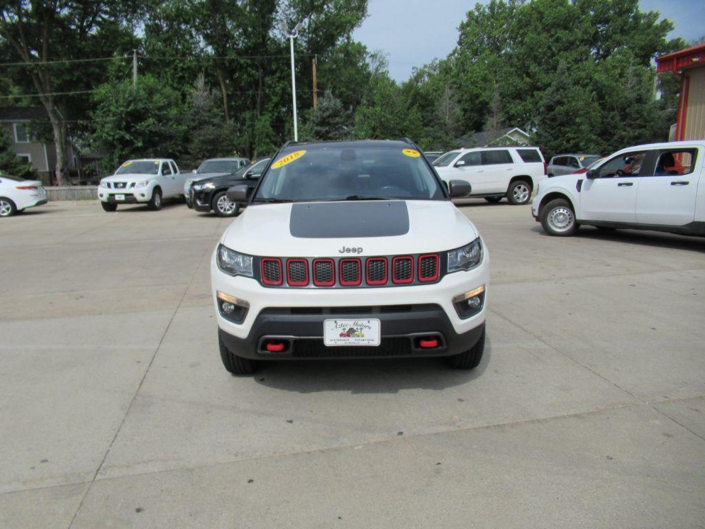 2018 WHITE JEEP COMPASS TRAILHAWK (3C4NJDDB4JT) with an 2.4L engine, Automatic transmission, located at 908 SE 14th Street, Des Moines, IA, 50317, (515) 281-0330, 41.580303, -93.597046 - Photo#1