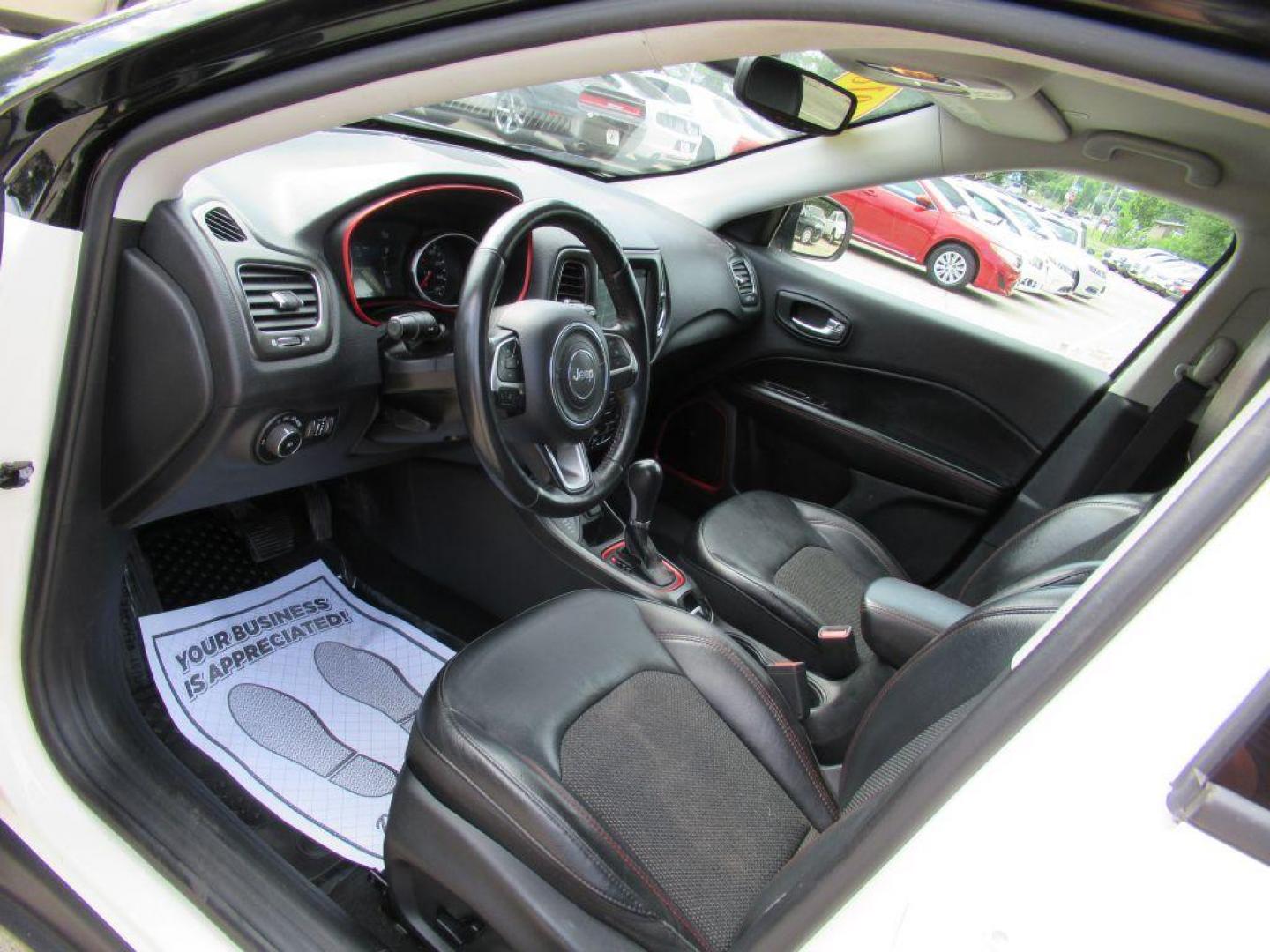 2018 WHITE JEEP COMPASS TRAILHAWK (3C4NJDDB4JT) with an 2.4L engine, Automatic transmission, located at 908 SE 14th Street, Des Moines, IA, 50317, (515) 281-0330, 41.580303, -93.597046 - Photo#24