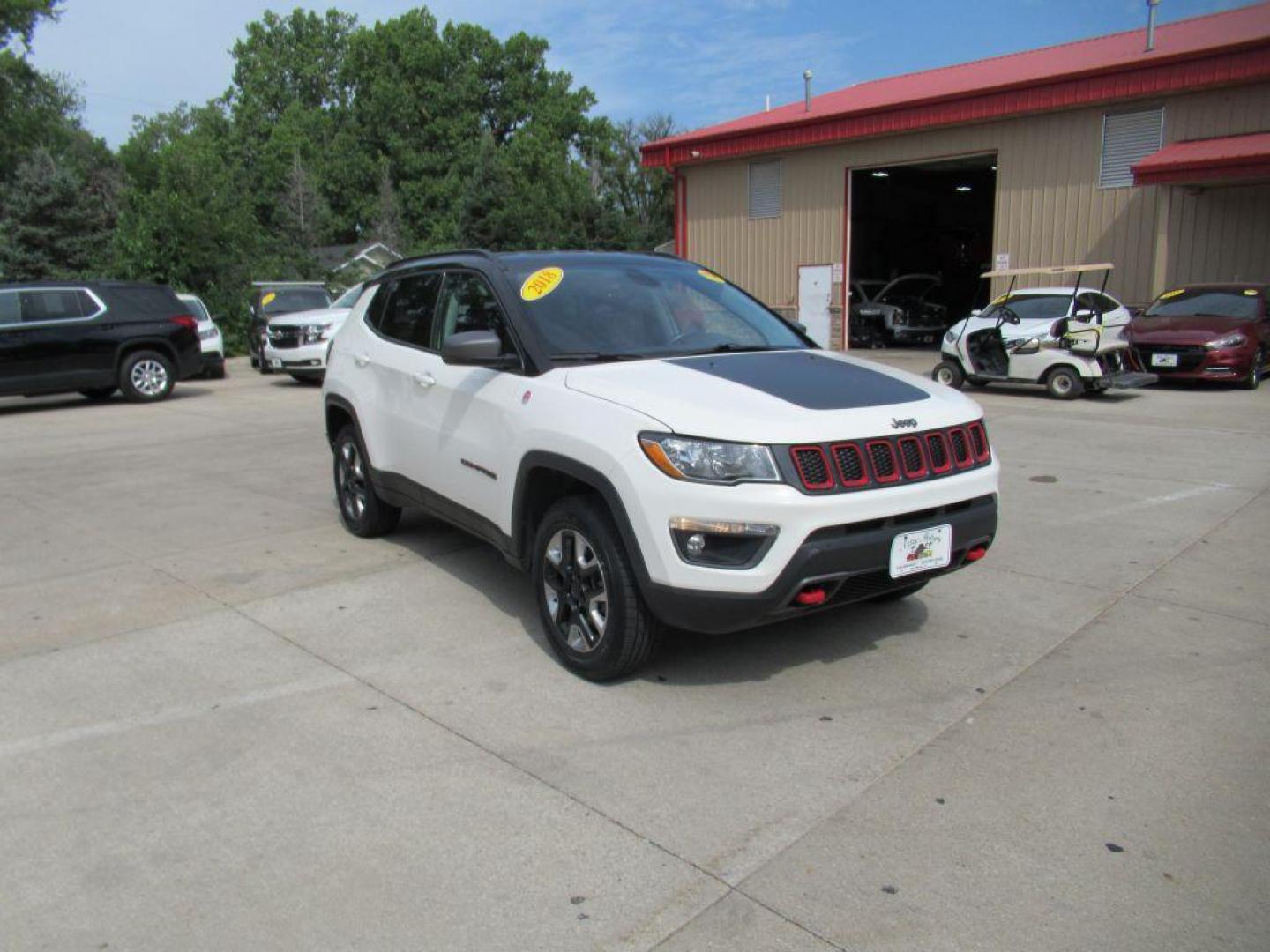 2018 WHITE JEEP COMPASS TRAILHAWK (3C4NJDDB4JT) with an 2.4L engine, Automatic transmission, located at 908 SE 14th Street, Des Moines, IA, 50317, (515) 281-0330, 41.580303, -93.597046 - Photo#2