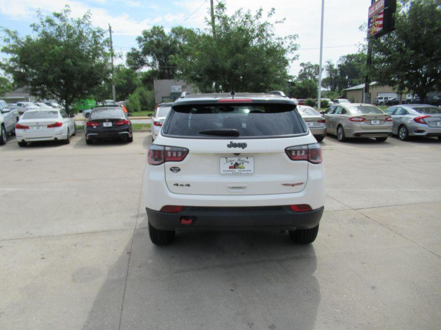 2018 WHITE JEEP COMPASS TRAILHAWK (3C4NJDDB4JT) with an 2.4L engine, Automatic transmission, located at 908 SE 14th Street, Des Moines, IA, 50317, (515) 281-0330, 41.580303, -93.597046 - Photo#5