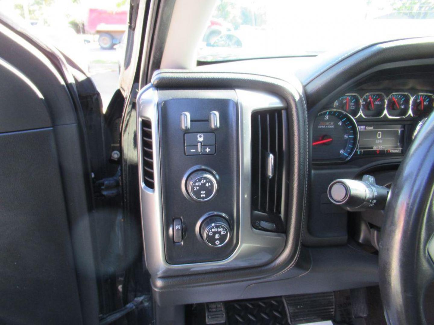 2015 BLACK CHEVROLET SILVERADO 1500 LTZ (3GCUKSEC1FG) with an 5.3L engine, Automatic transmission, located at 908 SE 14th Street, Des Moines, IA, 50317, (515) 281-0330, 41.580303, -93.597046 - Photo#24