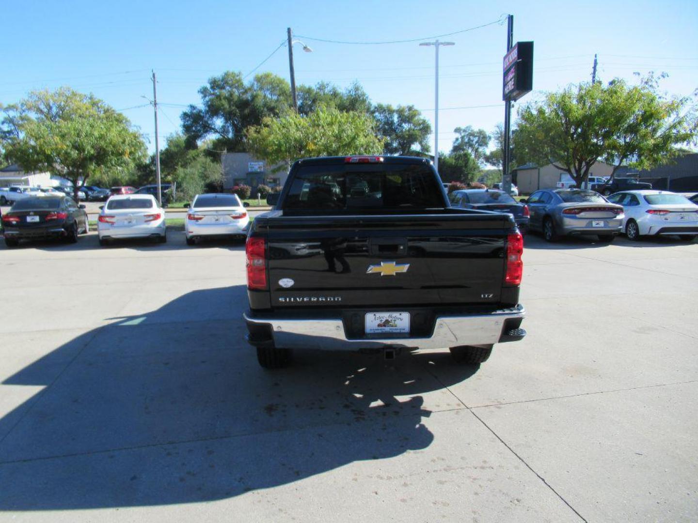 2015 BLACK CHEVROLET SILVERADO 1500 LTZ (3GCUKSEC1FG) with an 5.3L engine, Automatic transmission, located at 908 SE 14th Street, Des Moines, IA, 50317, (515) 281-0330, 41.580303, -93.597046 - Photo#5