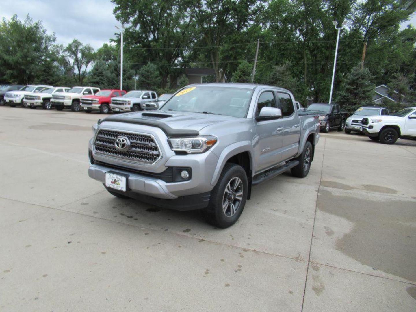 2017 SILVER TOYOTA TACOMA DOUBLE CAB (5TFCZ5AN6HX) with an 3.5L engine, 6-Speed Manual transmission, located at 908 SE 14th Street, Des Moines, IA, 50317, (515) 281-0330, 41.580303, -93.597046 - Photo#0