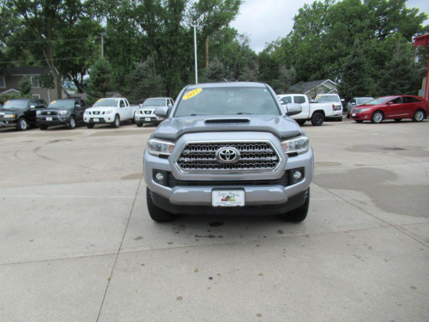 2017 SILVER TOYOTA TACOMA DOUBLE CAB (5TFCZ5AN6HX) with an 3.5L engine, 6-Speed Manual transmission, located at 908 SE 14th Street, Des Moines, IA, 50317, (515) 281-0330, 41.580303, -93.597046 - Photo#1