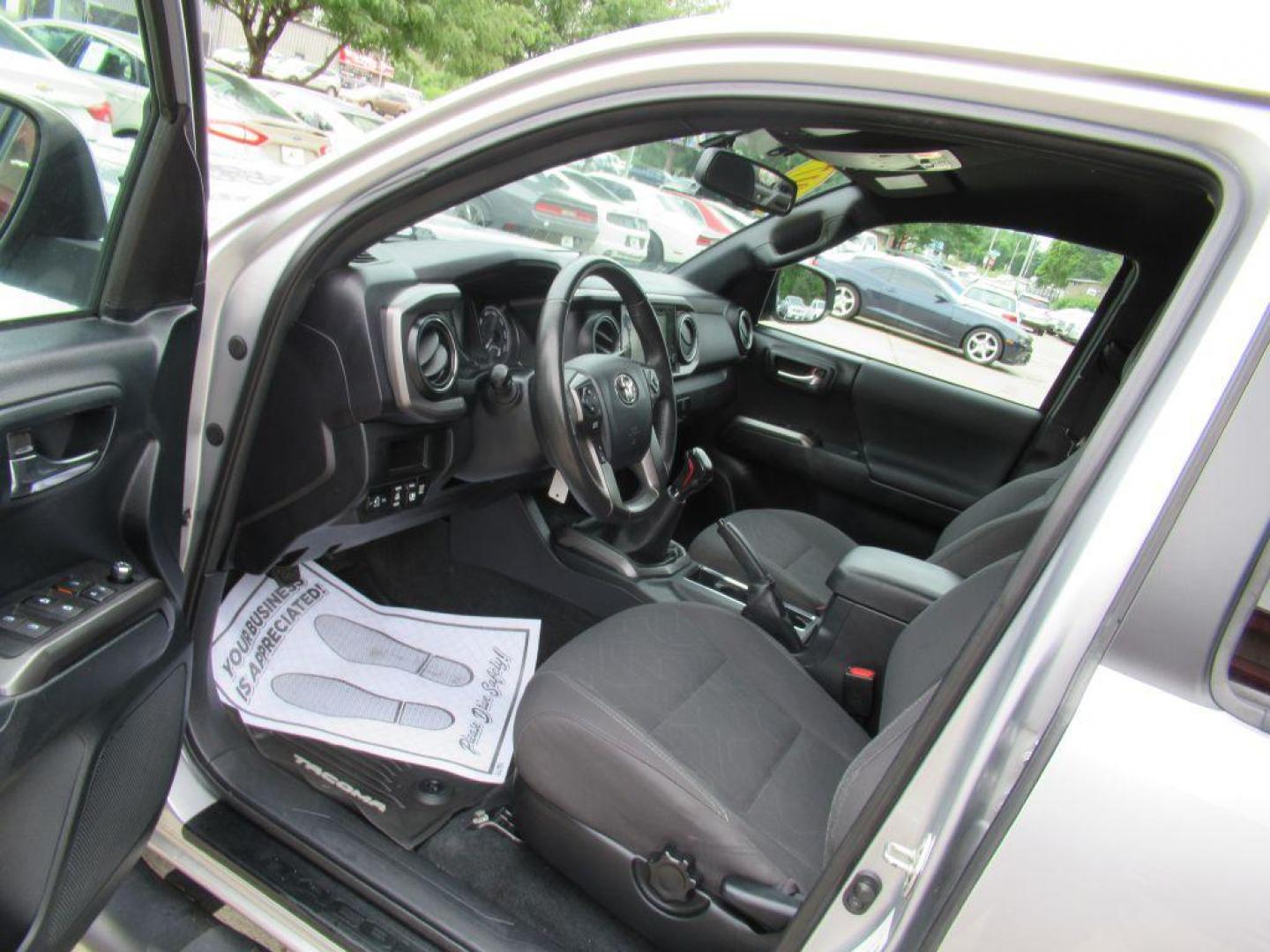 2017 SILVER TOYOTA TACOMA DOUBLE CAB (5TFCZ5AN6HX) with an 3.5L engine, 6-Speed Manual transmission, located at 908 SE 14th Street, Des Moines, IA, 50317, (515) 281-0330, 41.580303, -93.597046 - Photo#26