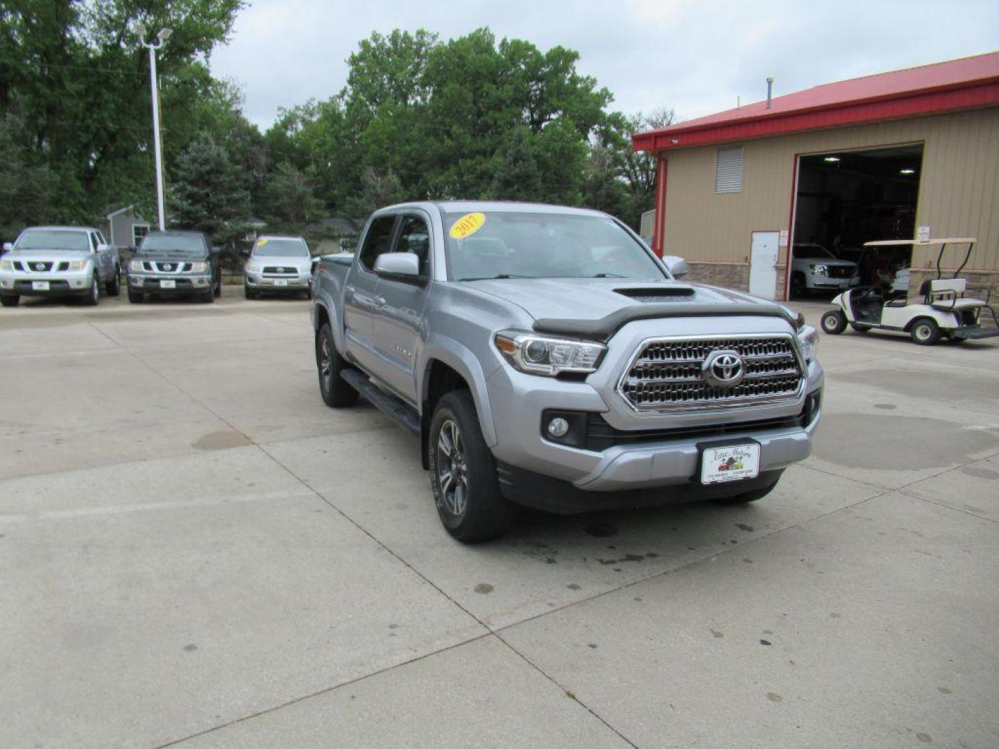 2017 SILVER TOYOTA TACOMA DOUBLE CAB (5TFCZ5AN6HX) with an 3.5L engine, 6-Speed Manual transmission, located at 908 SE 14th Street, Des Moines, IA, 50317, (515) 281-0330, 41.580303, -93.597046 - Photo#2