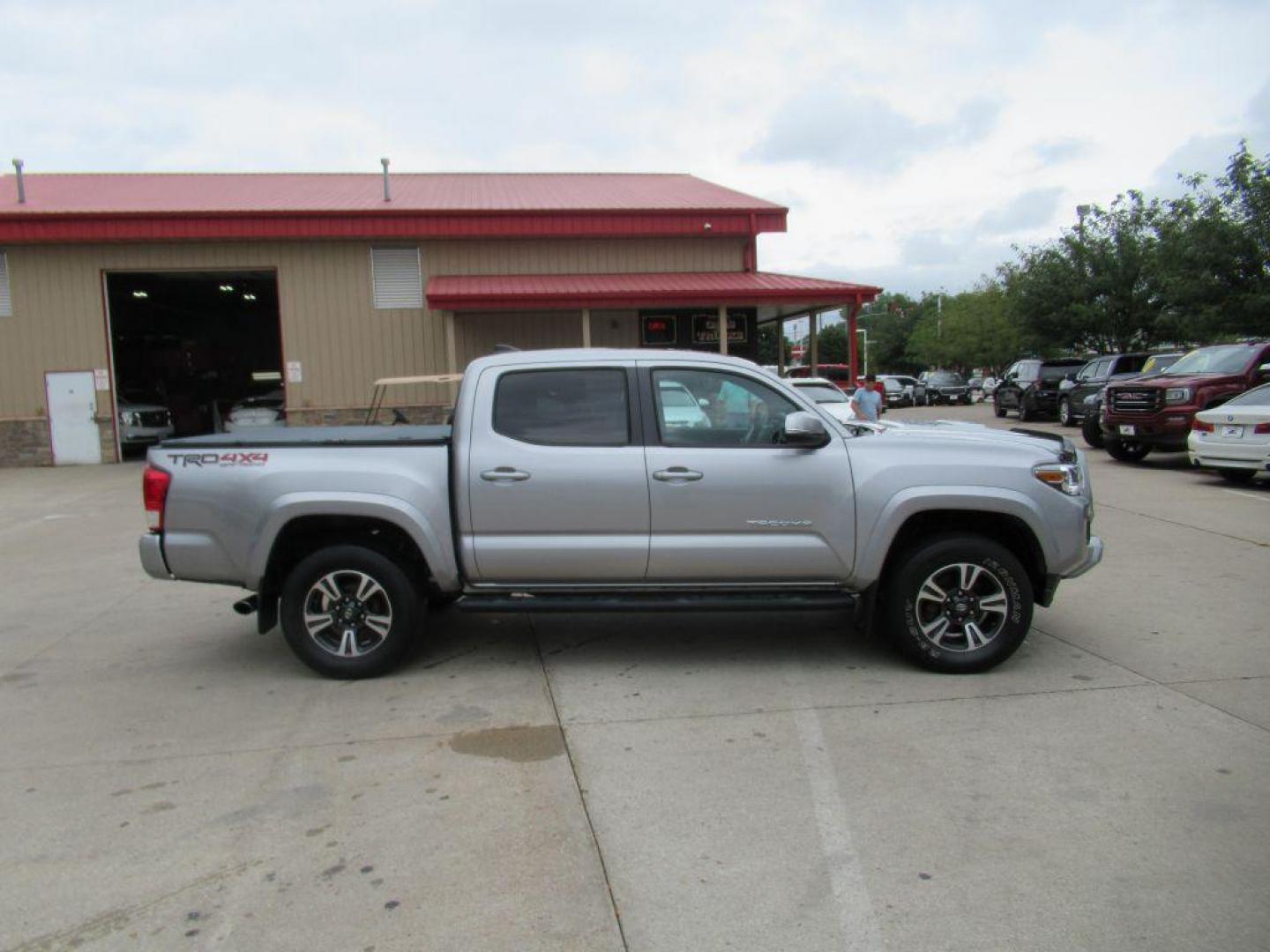 2017 SILVER TOYOTA TACOMA DOUBLE CAB (5TFCZ5AN6HX) with an 3.5L engine, 6-Speed Manual transmission, located at 908 SE 14th Street, Des Moines, IA, 50317, (515) 281-0330, 41.580303, -93.597046 - Photo#3