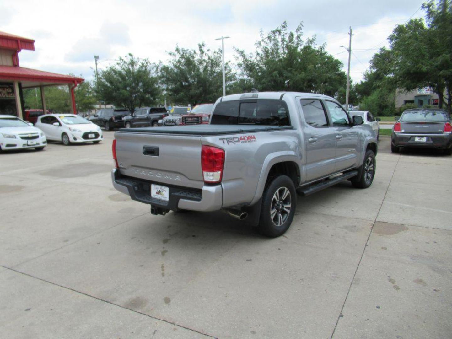 2017 SILVER TOYOTA TACOMA DOUBLE CAB (5TFCZ5AN6HX) with an 3.5L engine, 6-Speed Manual transmission, located at 908 SE 14th Street, Des Moines, IA, 50317, (515) 281-0330, 41.580303, -93.597046 - Photo#4