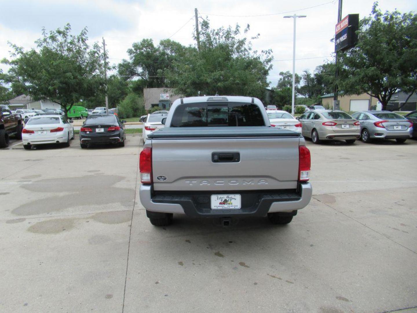 2017 SILVER TOYOTA TACOMA DOUBLE CAB (5TFCZ5AN6HX) with an 3.5L engine, 6-Speed Manual transmission, located at 908 SE 14th Street, Des Moines, IA, 50317, (515) 281-0330, 41.580303, -93.597046 - Photo#5