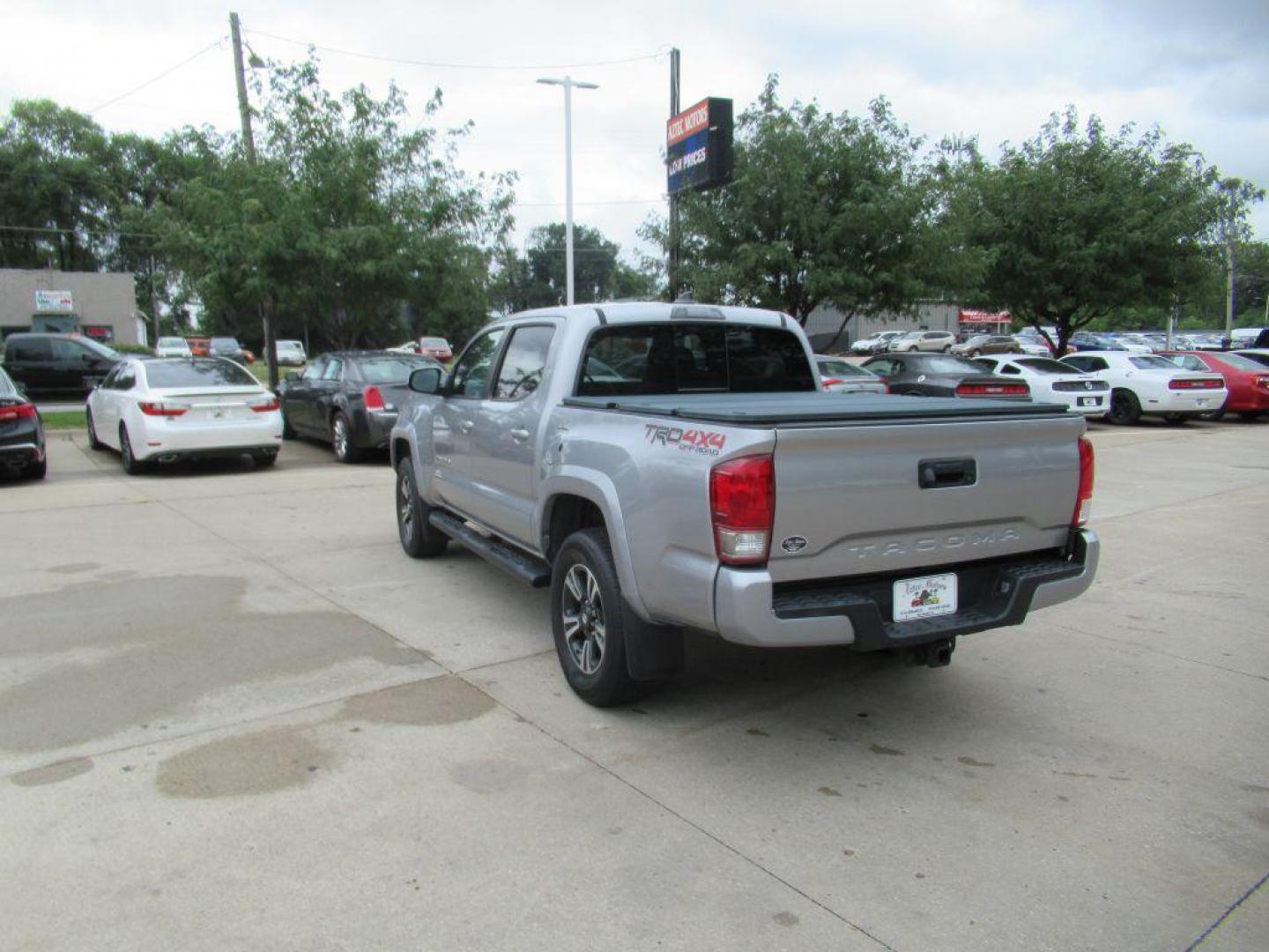 2017 SILVER TOYOTA TACOMA DOUBLE CAB (5TFCZ5AN6HX) with an 3.5L engine, 6-Speed Manual transmission, located at 908 SE 14th Street, Des Moines, IA, 50317, (515) 281-0330, 41.580303, -93.597046 - Photo#6