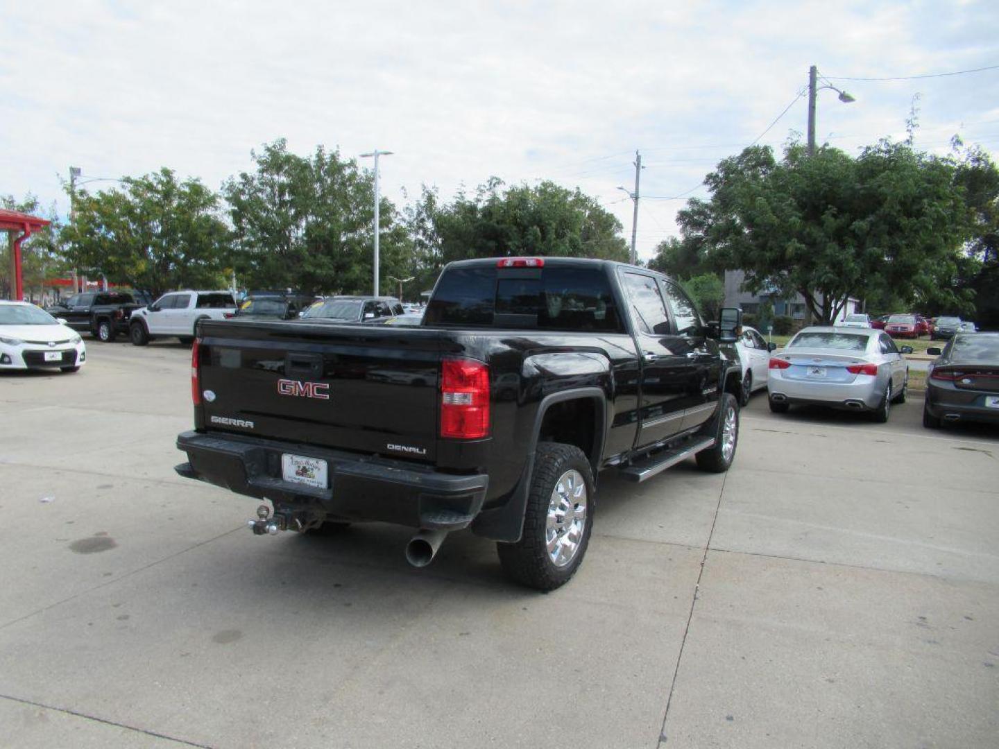 2017 BLACK GMC SIERRA 2500 DENALI (1GT12UEY4HF) with an 6.6L engine, Automatic transmission, located at 908 SE 14th Street, Des Moines, IA, 50317, (515) 281-0330, 41.580303, -93.597046 - Photo#4