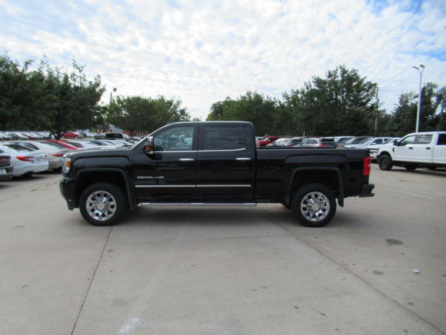 2017 BLACK GMC SIERRA 2500 DENALI (1GT12UEY4HF) with an 6.6L engine, Automatic transmission, located at 908 SE 14th Street, Des Moines, IA, 50317, (515) 281-0330, 41.580303, -93.597046 - Photo#7