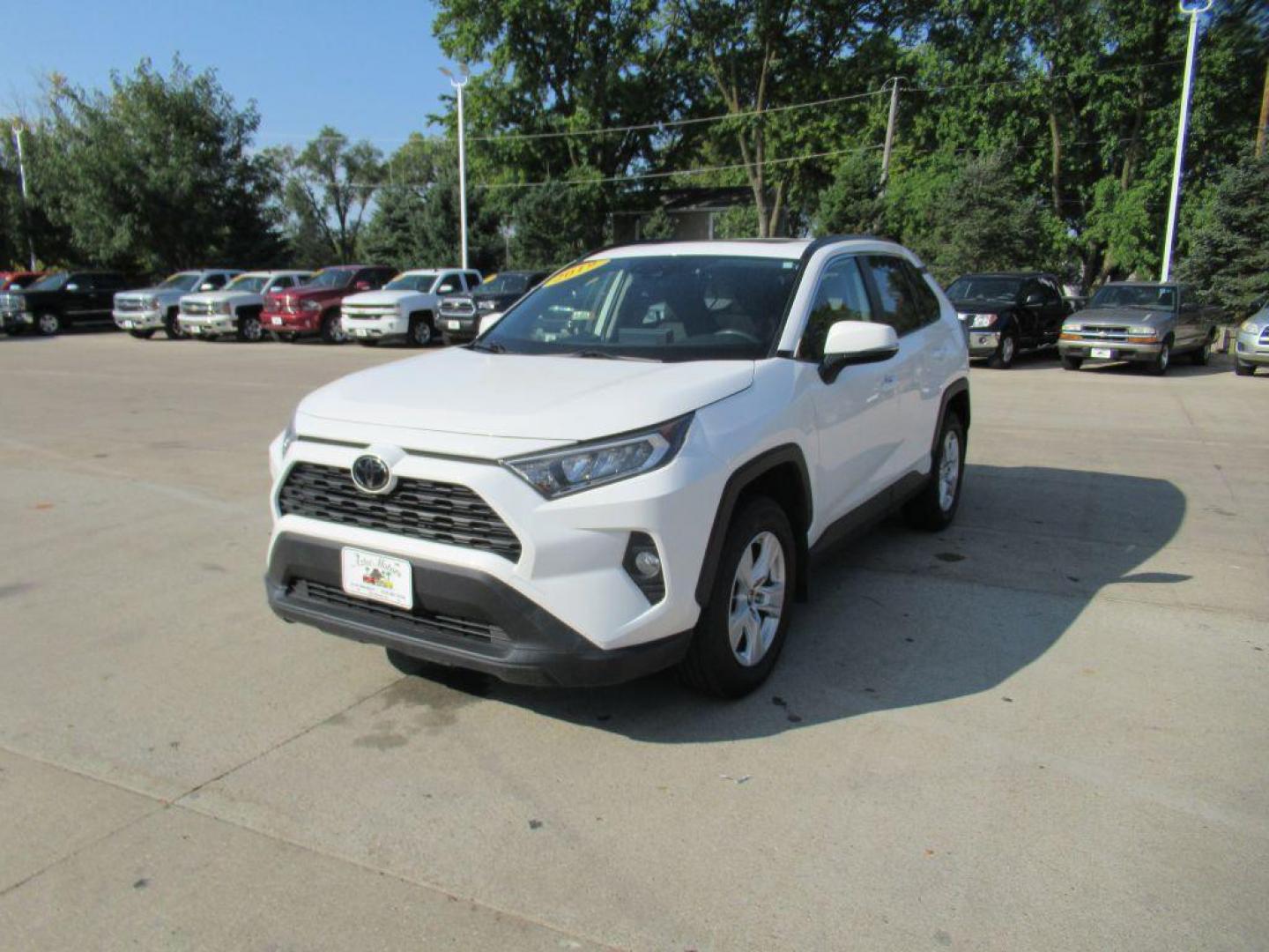 2019 WHITE TOYOTA RAV4 XLE (JTMP1RFV4KD) with an 2.5L engine, Automatic transmission, located at 908 SE 14th Street, Des Moines, IA, 50317, (515) 281-0330, 41.580303, -93.597046 - Photo#0