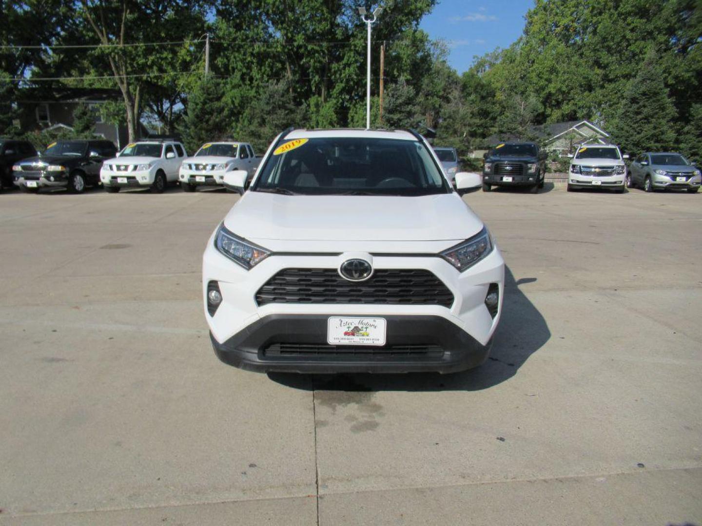 2019 WHITE TOYOTA RAV4 XLE (JTMP1RFV4KD) with an 2.5L engine, Automatic transmission, located at 908 SE 14th Street, Des Moines, IA, 50317, (515) 281-0330, 41.580303, -93.597046 - Photo#1