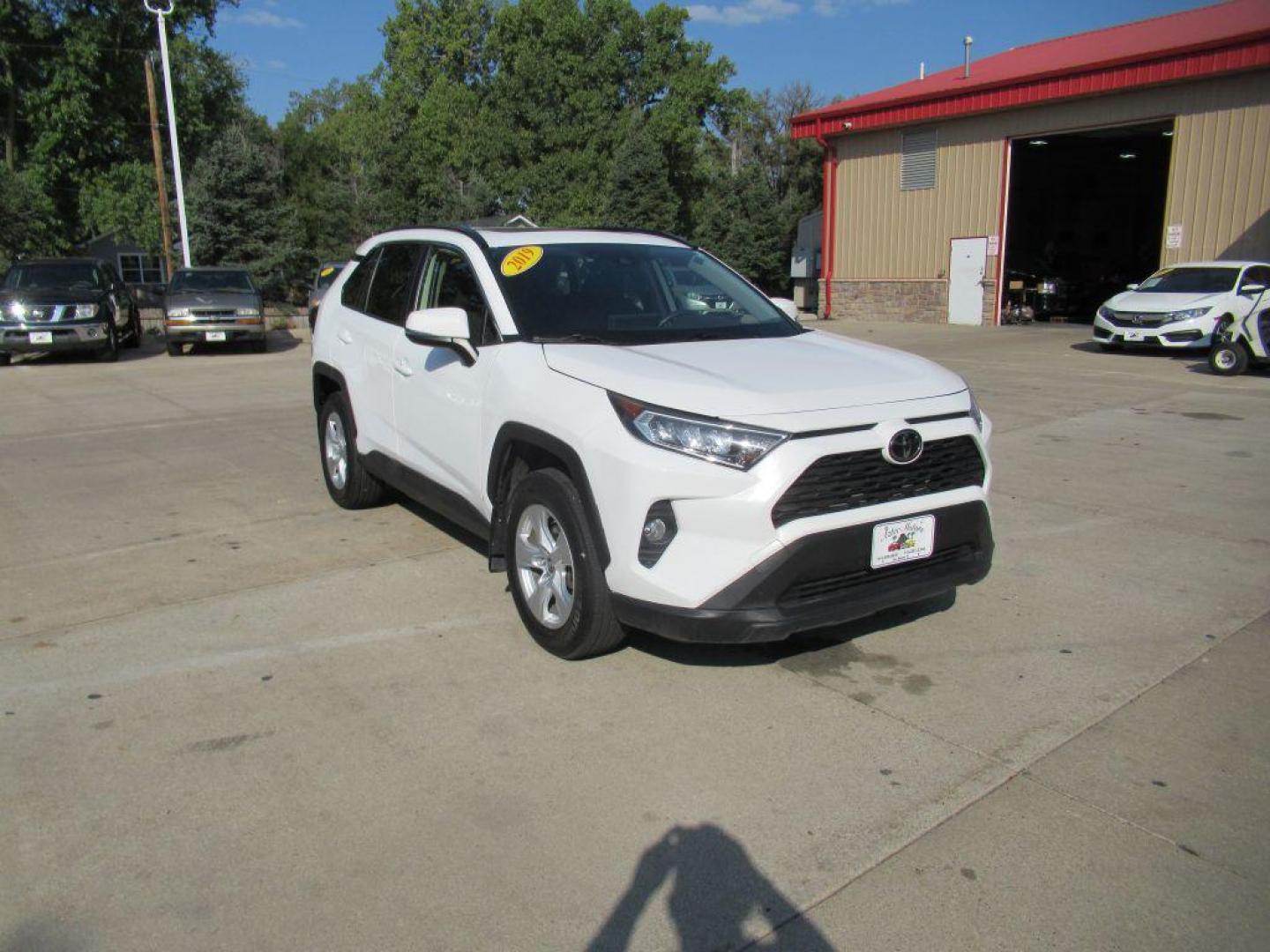 2019 WHITE TOYOTA RAV4 XLE (JTMP1RFV4KD) with an 2.5L engine, Automatic transmission, located at 908 SE 14th Street, Des Moines, IA, 50317, (515) 281-0330, 41.580303, -93.597046 - Photo#2