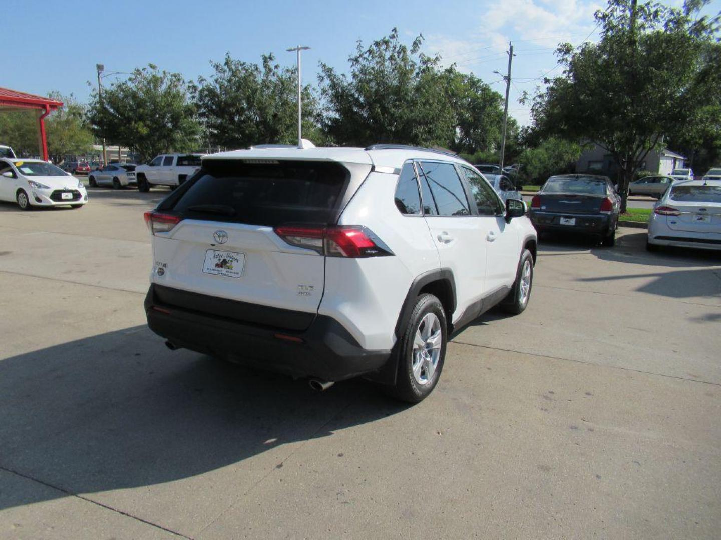 2019 WHITE TOYOTA RAV4 XLE (JTMP1RFV4KD) with an 2.5L engine, Automatic transmission, located at 908 SE 14th Street, Des Moines, IA, 50317, (515) 281-0330, 41.580303, -93.597046 - Photo#4