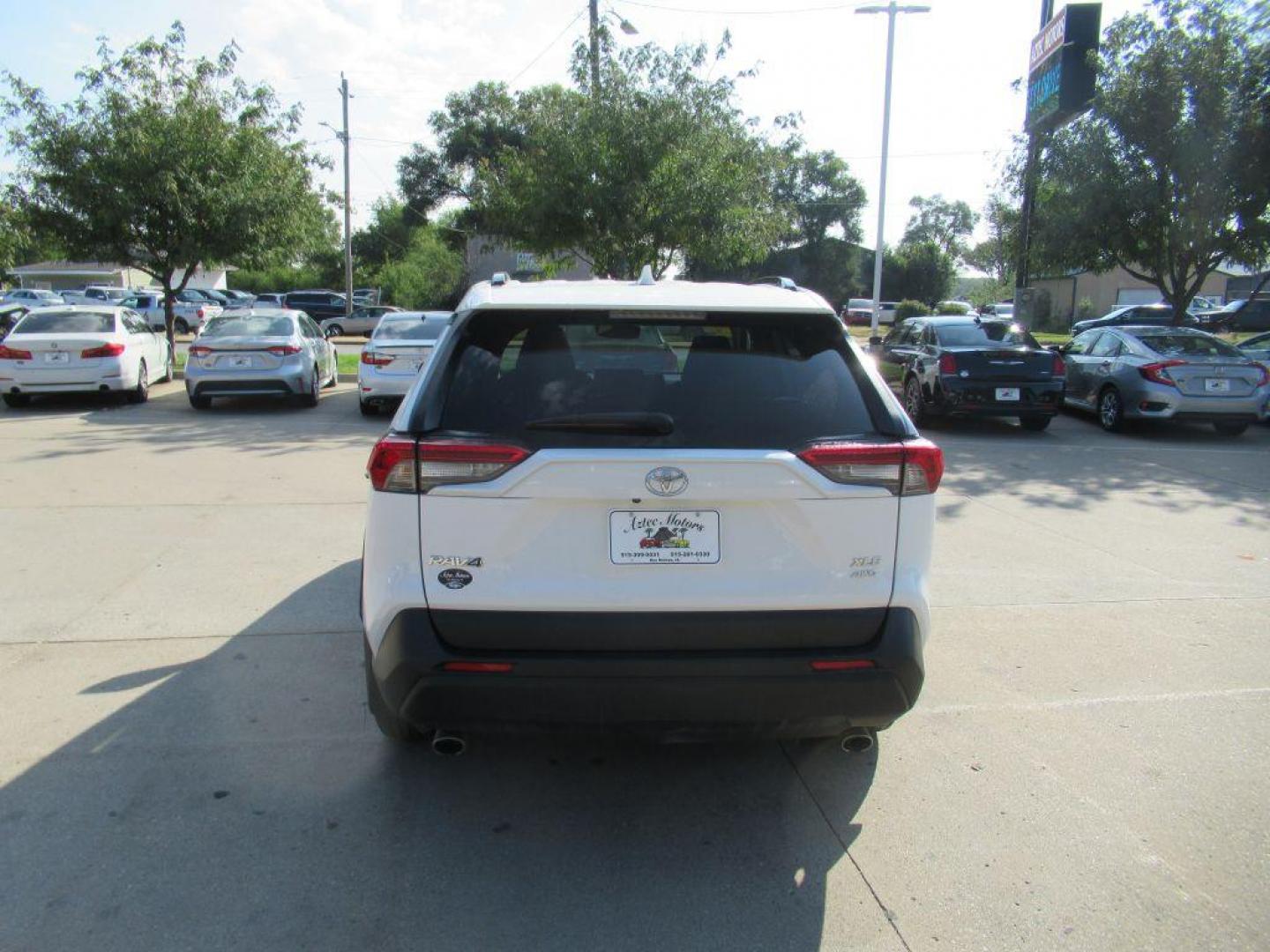 2019 WHITE TOYOTA RAV4 XLE (JTMP1RFV4KD) with an 2.5L engine, Automatic transmission, located at 908 SE 14th Street, Des Moines, IA, 50317, (515) 281-0330, 41.580303, -93.597046 - Photo#5