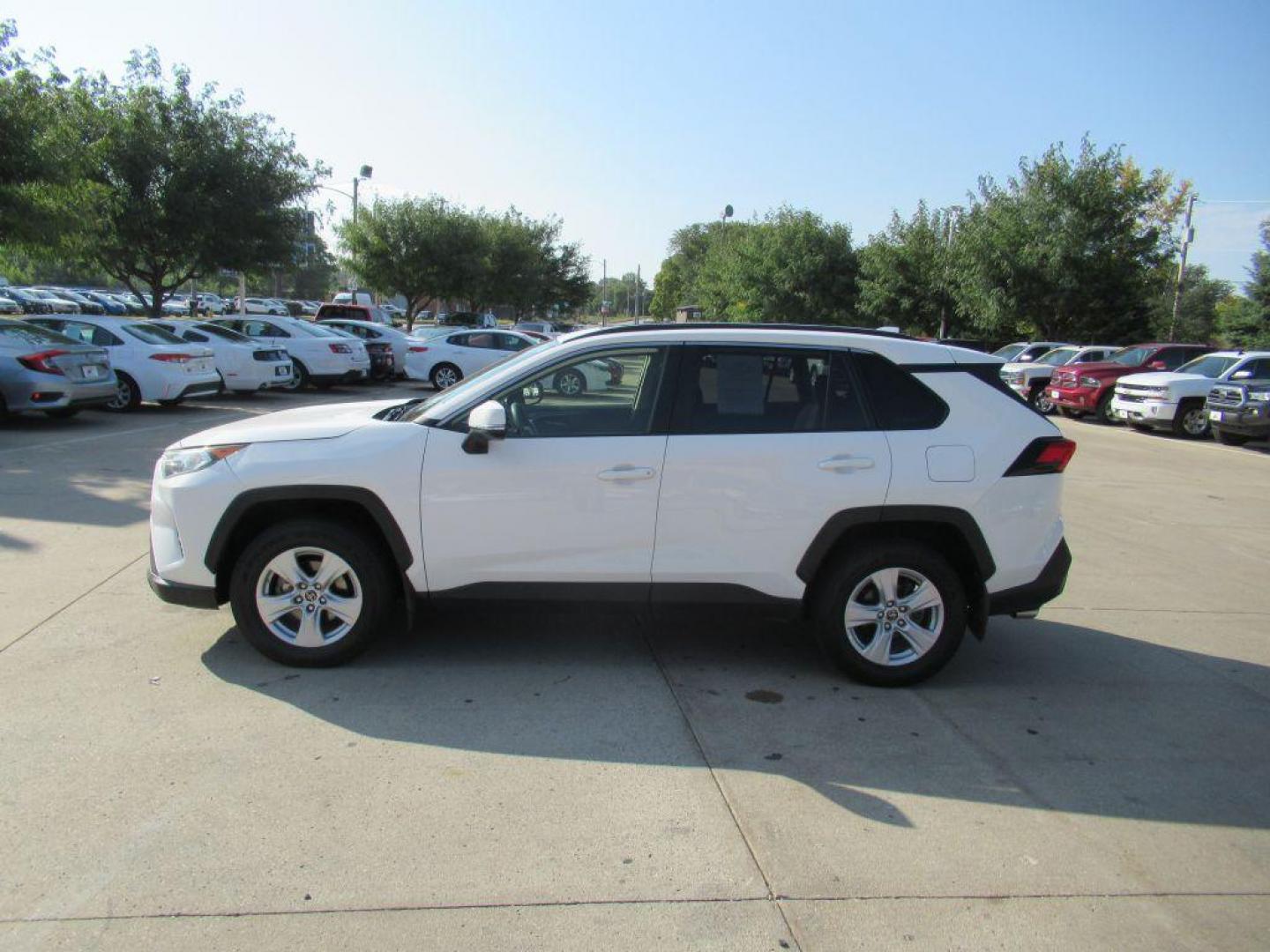 2019 WHITE TOYOTA RAV4 XLE (JTMP1RFV4KD) with an 2.5L engine, Automatic transmission, located at 908 SE 14th Street, Des Moines, IA, 50317, (515) 281-0330, 41.580303, -93.597046 - Photo#7