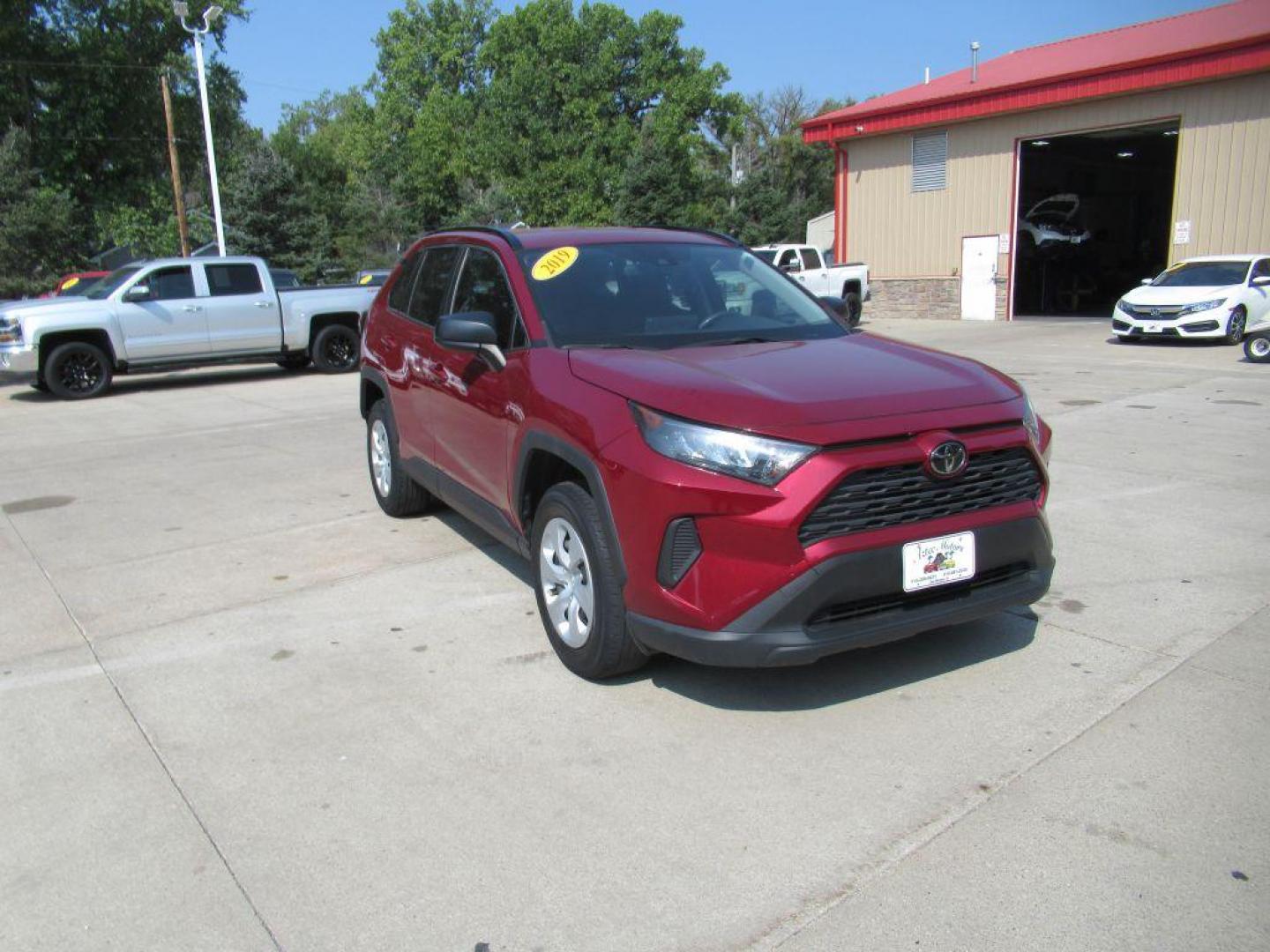 2019 RED TOYOTA RAV4 LE (JTMH1RFV3KJ) with an 2.5L engine, Automatic transmission, located at 908 SE 14th Street, Des Moines, IA, 50317, (515) 281-0330, 41.580303, -93.597046 - Photo#2