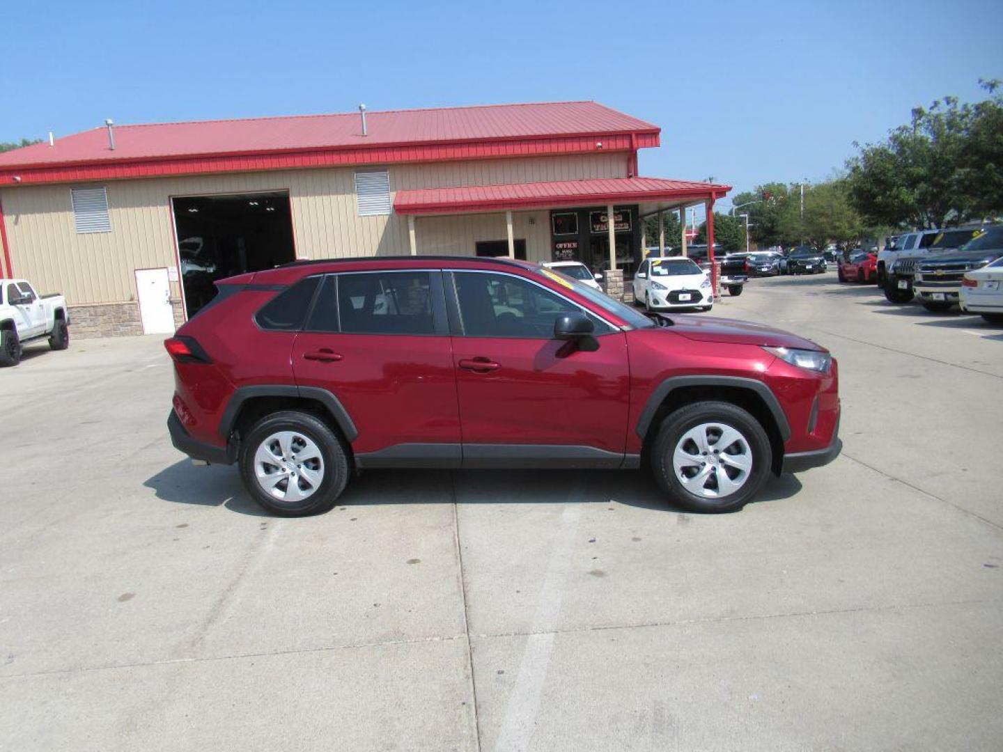 2019 RED TOYOTA RAV4 LE (JTMH1RFV3KJ) with an 2.5L engine, Automatic transmission, located at 908 SE 14th Street, Des Moines, IA, 50317, (515) 281-0330, 41.580303, -93.597046 - Photo#3