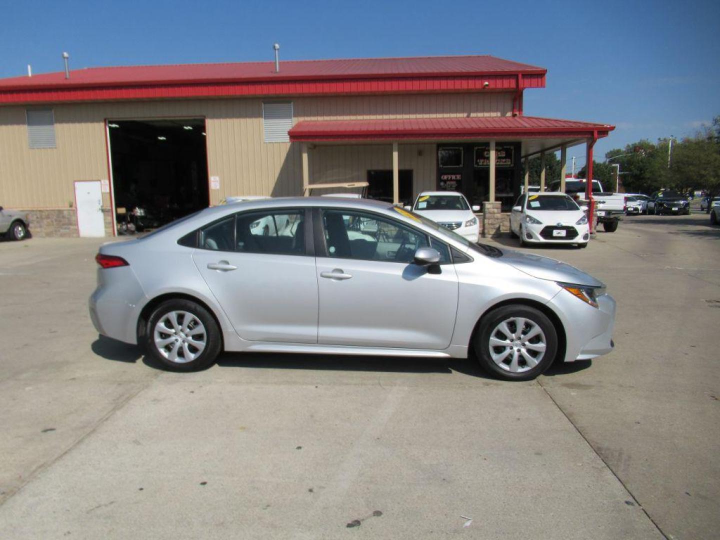 2021 SILVER TOYOTA COROLLA LE (5YFEPMAEXMP) with an 1.8L engine, Continuously Variable transmission, located at 908 SE 14th Street, Des Moines, IA, 50317, (515) 281-0330, 41.580303, -93.597046 - Photo#3