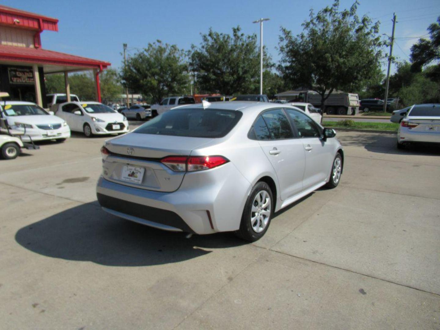 2021 SILVER TOYOTA COROLLA LE (5YFEPMAEXMP) with an 1.8L engine, Continuously Variable transmission, located at 908 SE 14th Street, Des Moines, IA, 50317, (515) 281-0330, 41.580303, -93.597046 - Photo#4