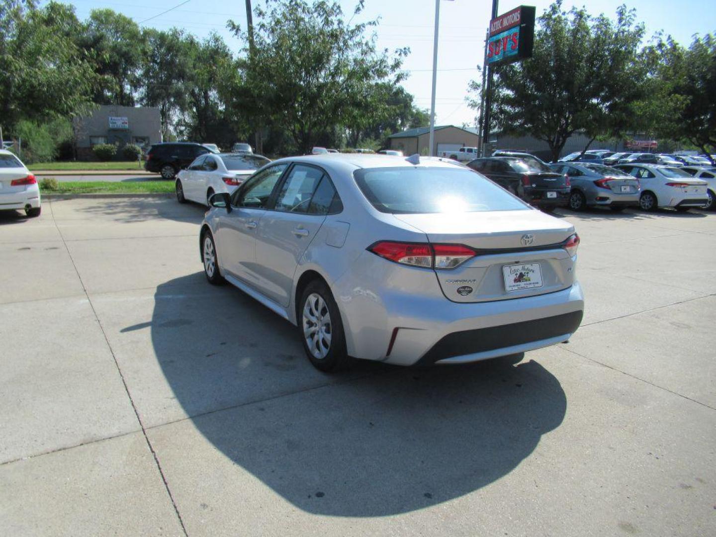 2021 SILVER TOYOTA COROLLA LE (5YFEPMAEXMP) with an 1.8L engine, Continuously Variable transmission, located at 908 SE 14th Street, Des Moines, IA, 50317, (515) 281-0330, 41.580303, -93.597046 - Photo#6