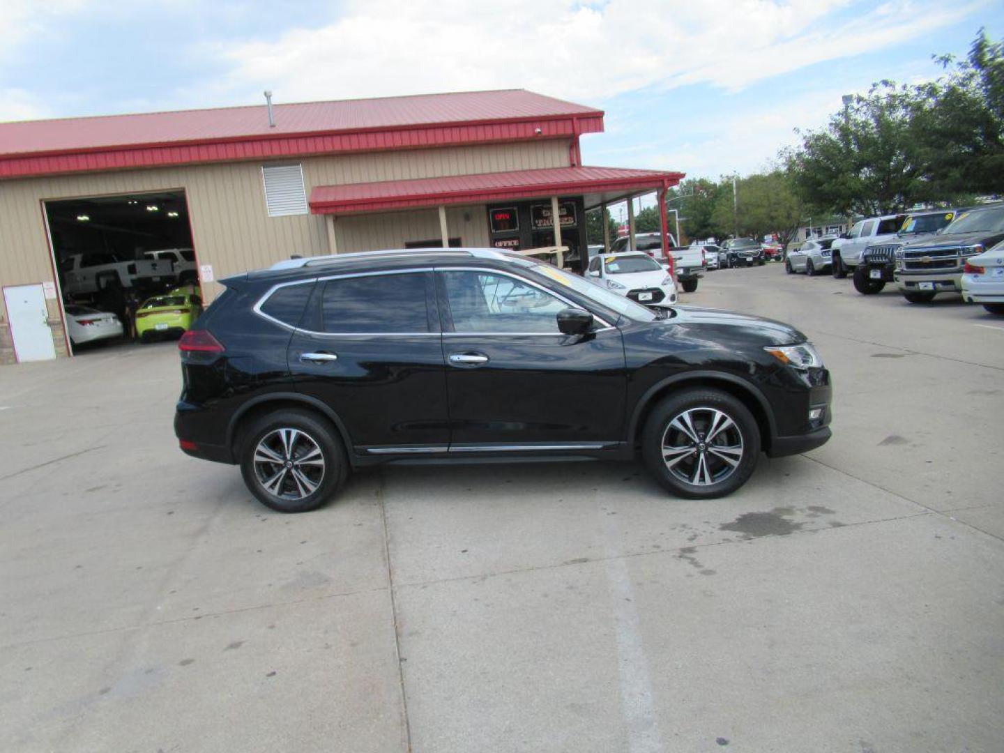 2018 BLACK NISSAN ROGUE SL (JN8AT2MV7JW) with an 2.5L engine, Continuously Variable transmission, located at 908 SE 14th Street, Des Moines, IA, 50317, (515) 281-0330, 41.580303, -93.597046 - Photo#3