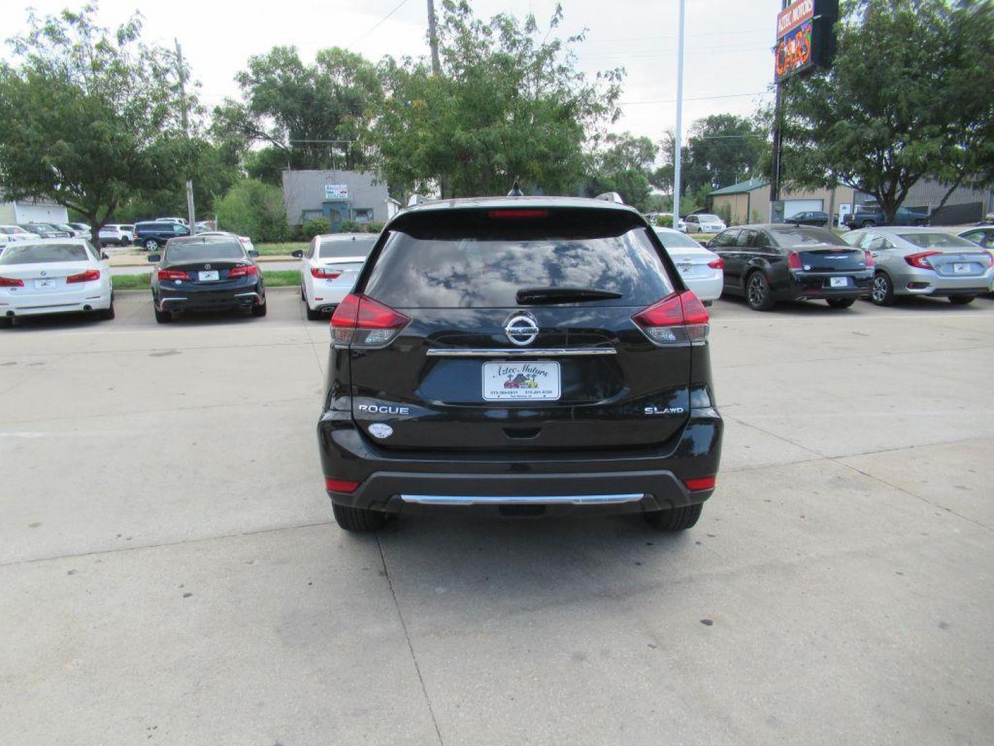 2018 BLACK NISSAN ROGUE SL (JN8AT2MV7JW) with an 2.5L engine, Continuously Variable transmission, located at 908 SE 14th Street, Des Moines, IA, 50317, (515) 281-0330, 41.580303, -93.597046 - Photo#5