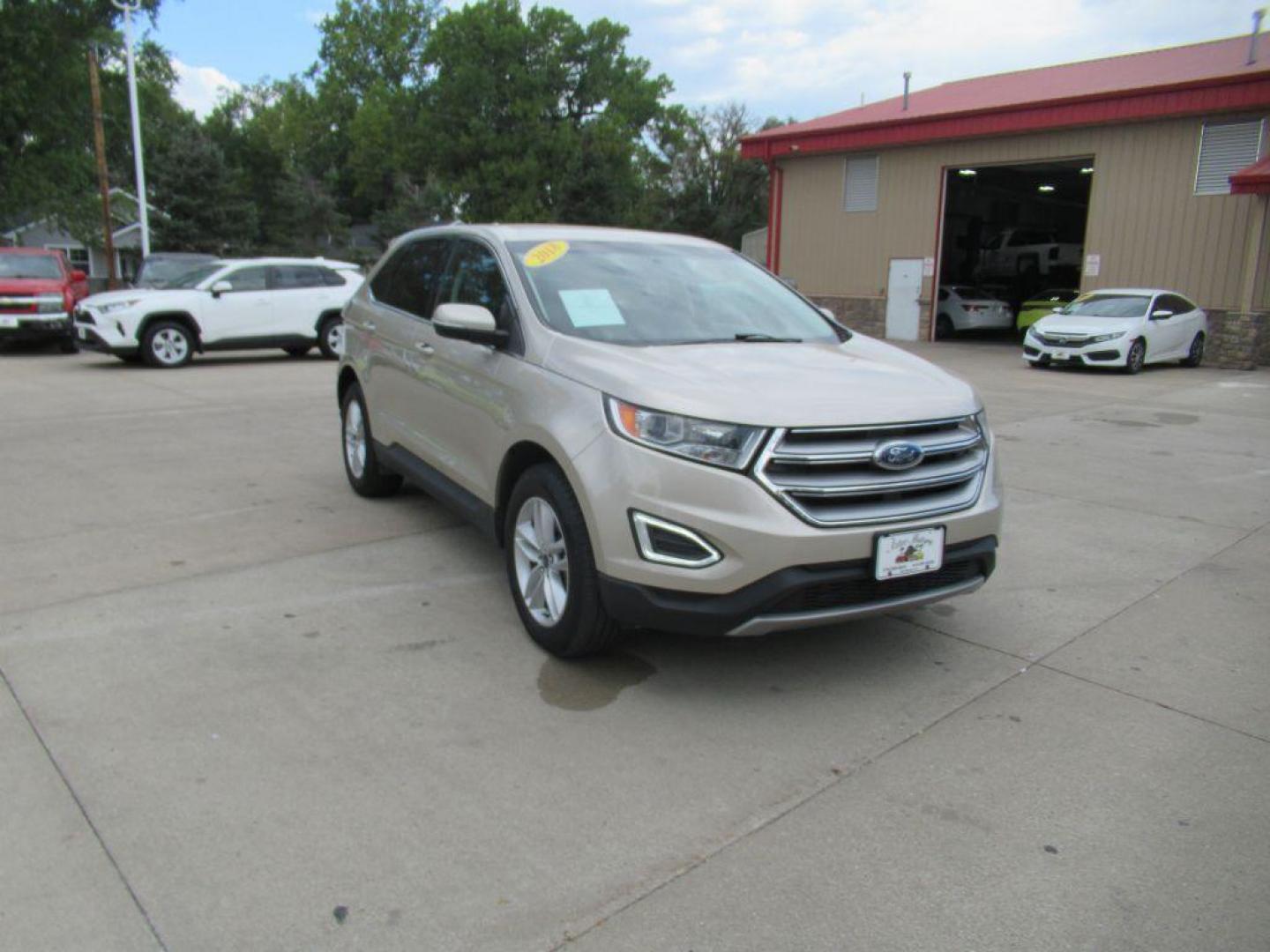 2018 GOLD FORD EDGE SEL (2FMPK4J96JB) with an 2.0L engine, Automatic transmission, located at 908 SE 14th Street, Des Moines, IA, 50317, (515) 281-0330, 41.580303, -93.597046 - Photo#2