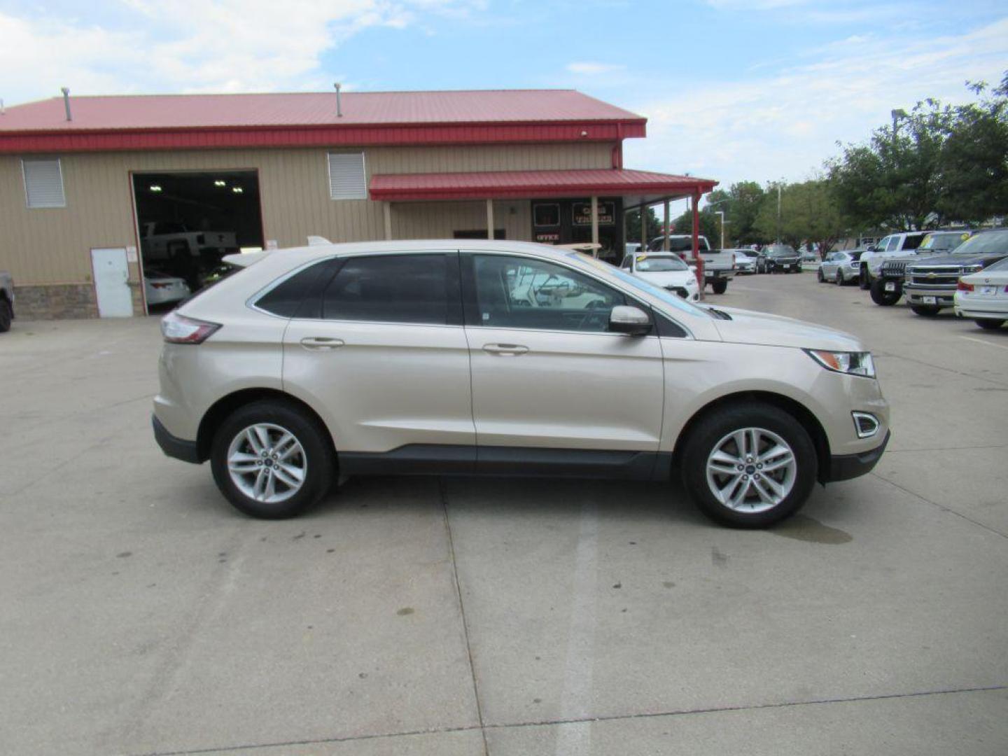 2018 GOLD FORD EDGE SEL (2FMPK4J96JB) with an 2.0L engine, Automatic transmission, located at 908 SE 14th Street, Des Moines, IA, 50317, (515) 281-0330, 41.580303, -93.597046 - Photo#3