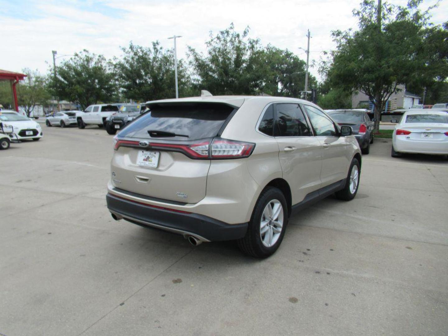 2018 GOLD FORD EDGE SEL (2FMPK4J96JB) with an 2.0L engine, Automatic transmission, located at 908 SE 14th Street, Des Moines, IA, 50317, (515) 281-0330, 41.580303, -93.597046 - Photo#4